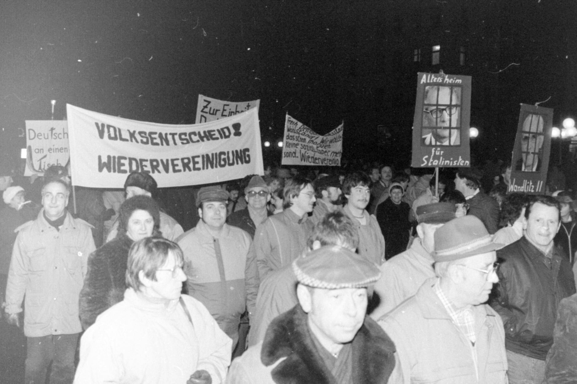 Demonstration am Hansering Fahnenmonument im Dezember 1989, bei der zunehmend nationalistische Töne laut werden. 