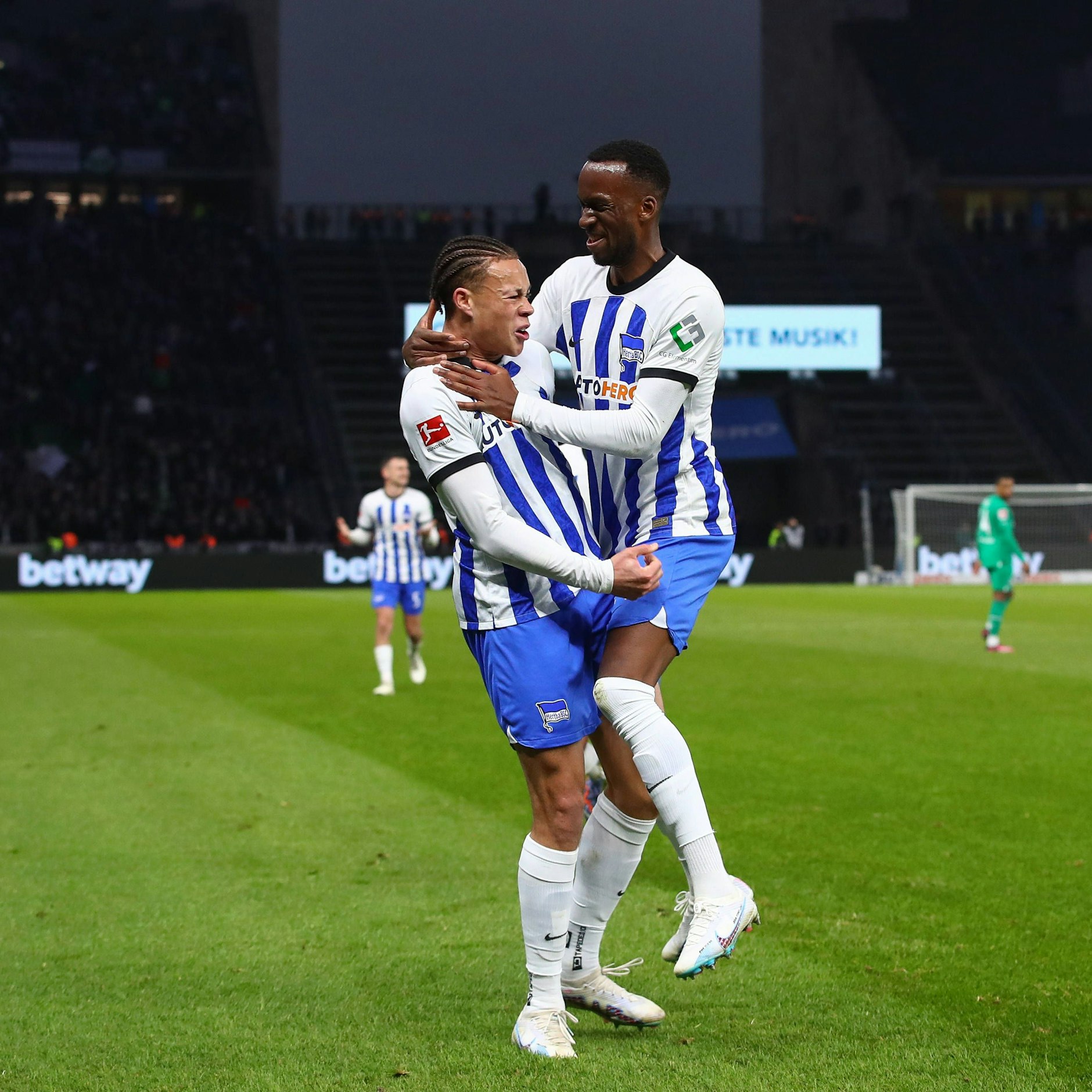 Derry Scherhant und Dodi Lukebakio bejubeln das 4:1 gegen Gladbach. Der höchste Sieg der Saison gelang Hertha BSC an einem Sonntag.