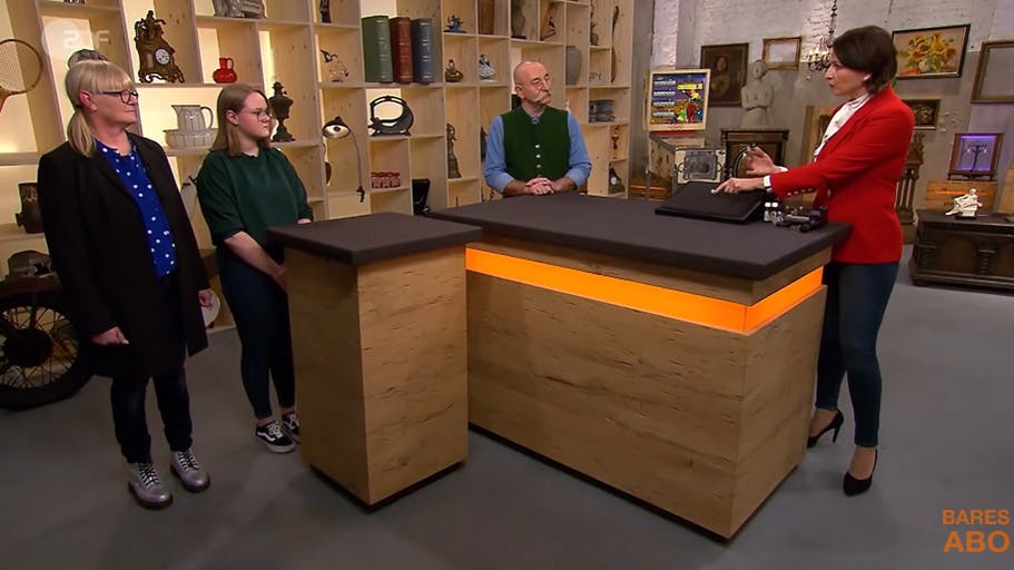 „Bares für Rares“-Expertin Wendela Horz erklärt den wertvollen Saphir im Ring.