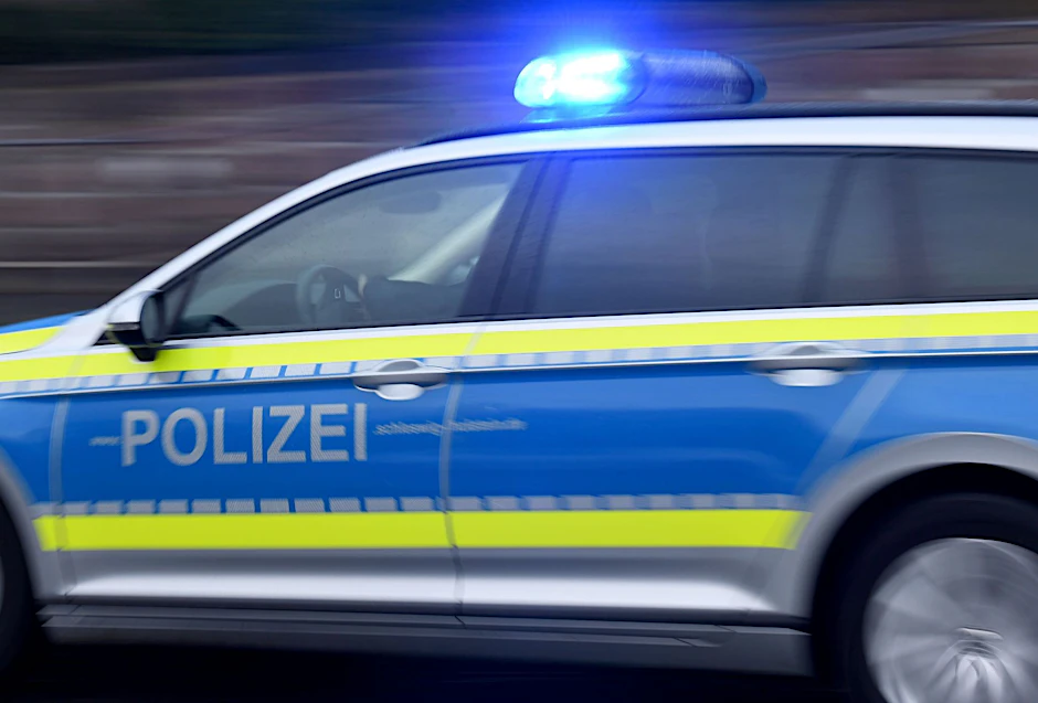 ARCHIV - Ein Streifenwagen fährt mit eingeschaltetem Blaulicht.  