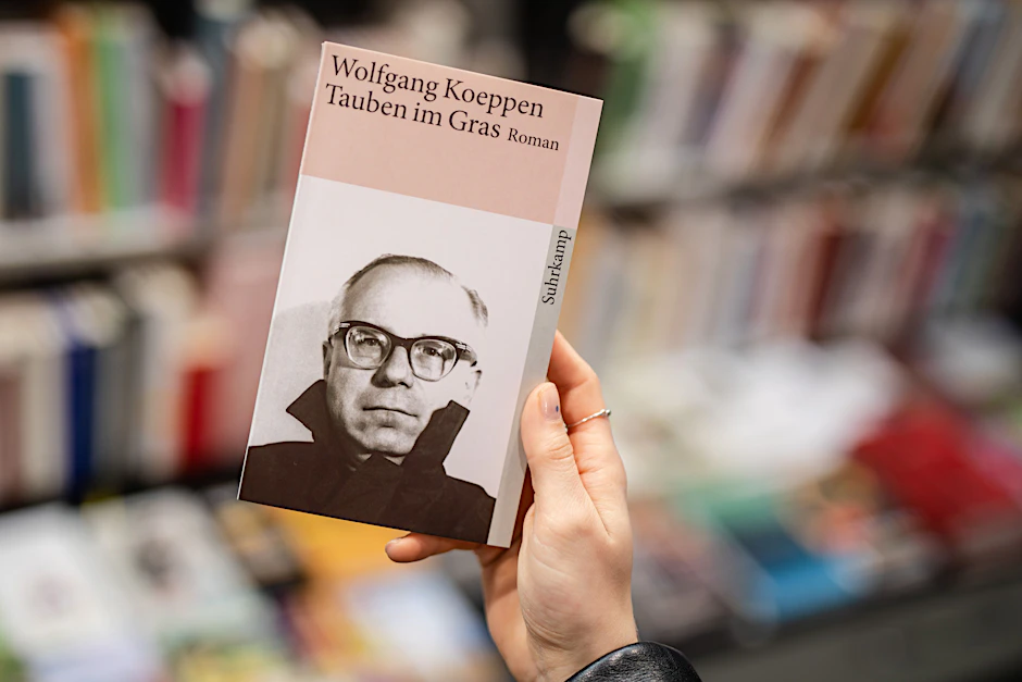 Wolfgang Koeppen hat in „Tauben im Gras“ die Dämonen der zeitgenössischen Gesellschaft zum Tanzen gebracht.