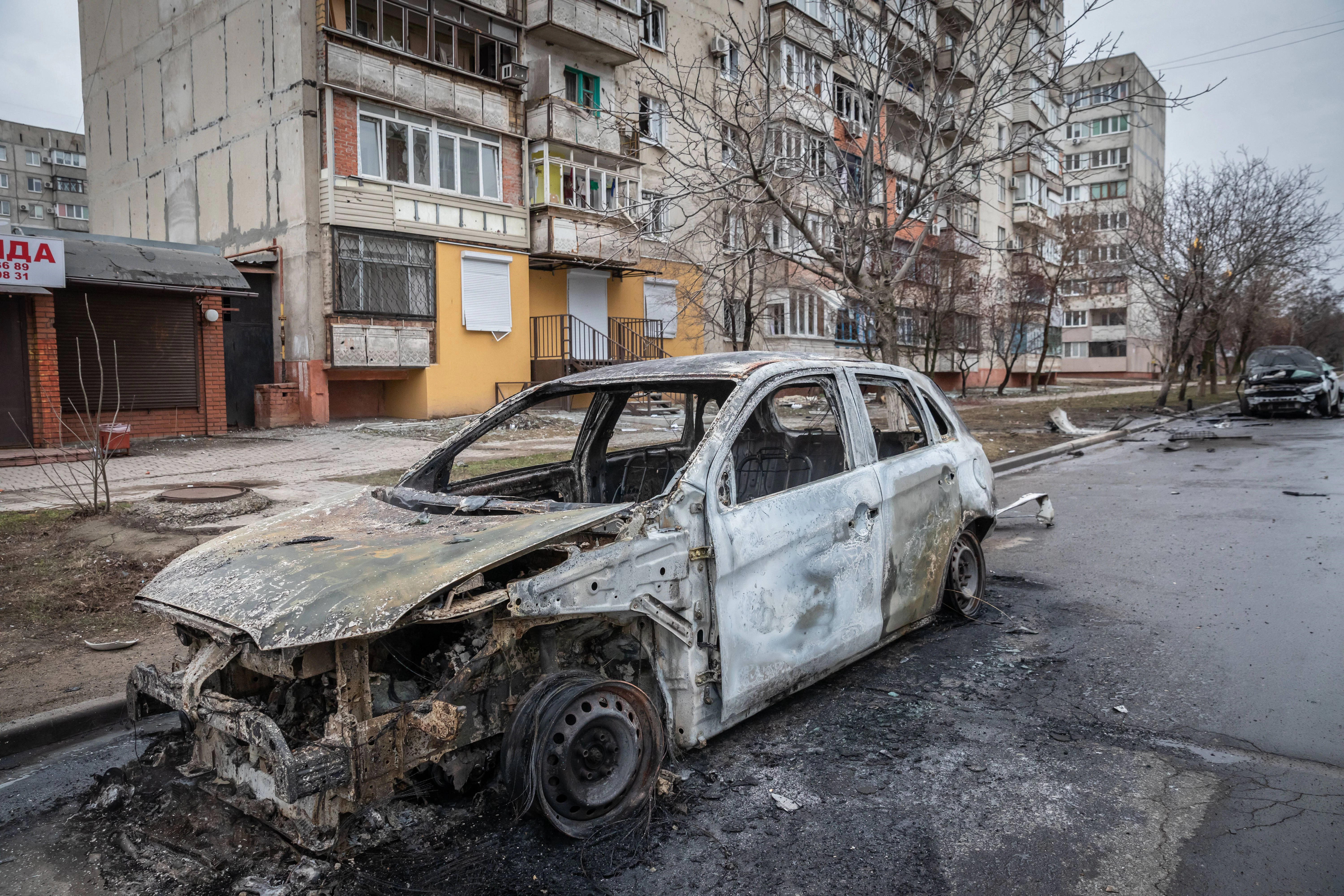 Ein von russischen Raketen zerstörtes Auto am 24. Februar 2022 in Mariupol
