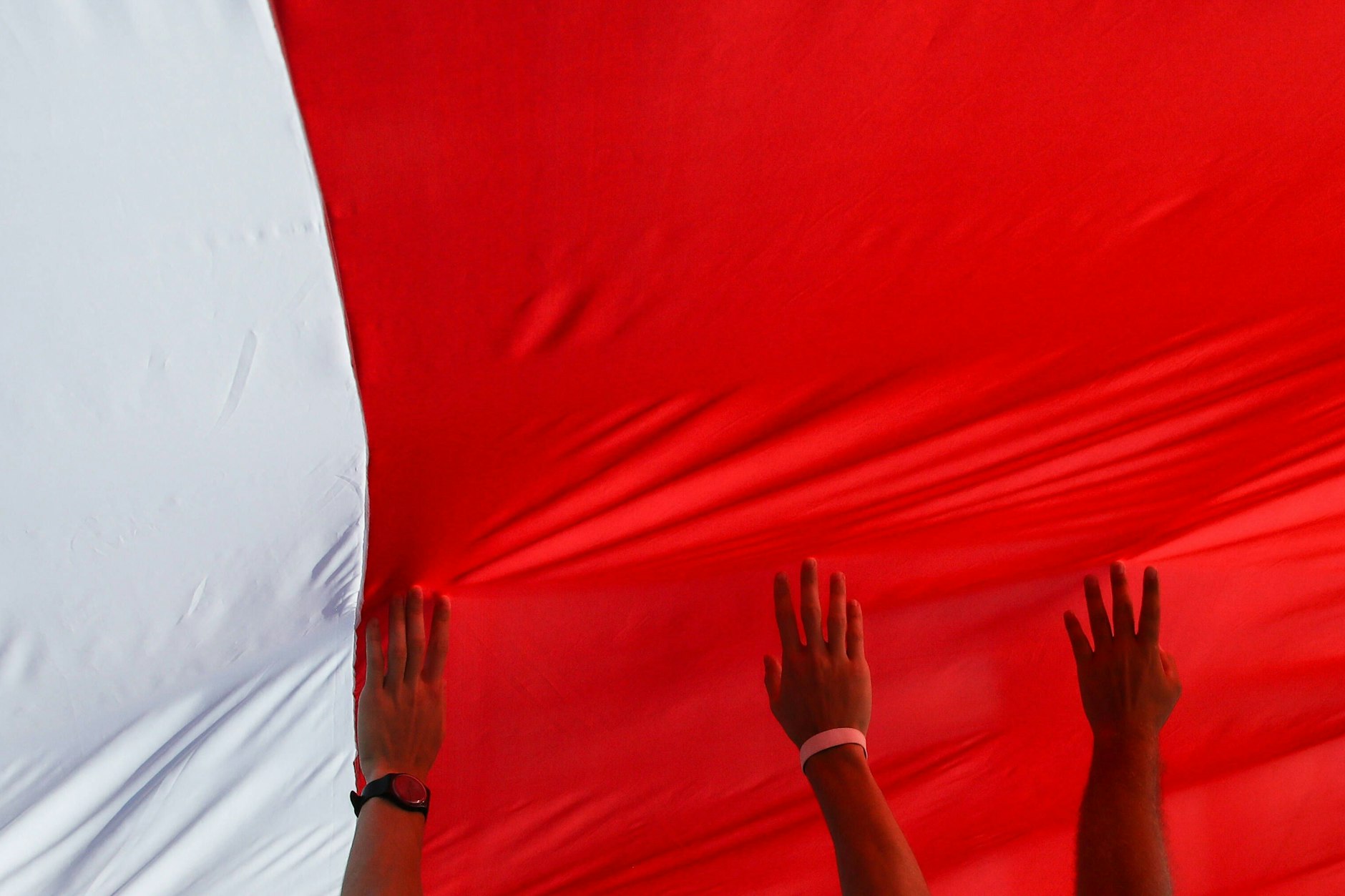 Belarussen riskieren drakonische Strafen, wenn sie die weiß-rot-weiße Fahne hissen.