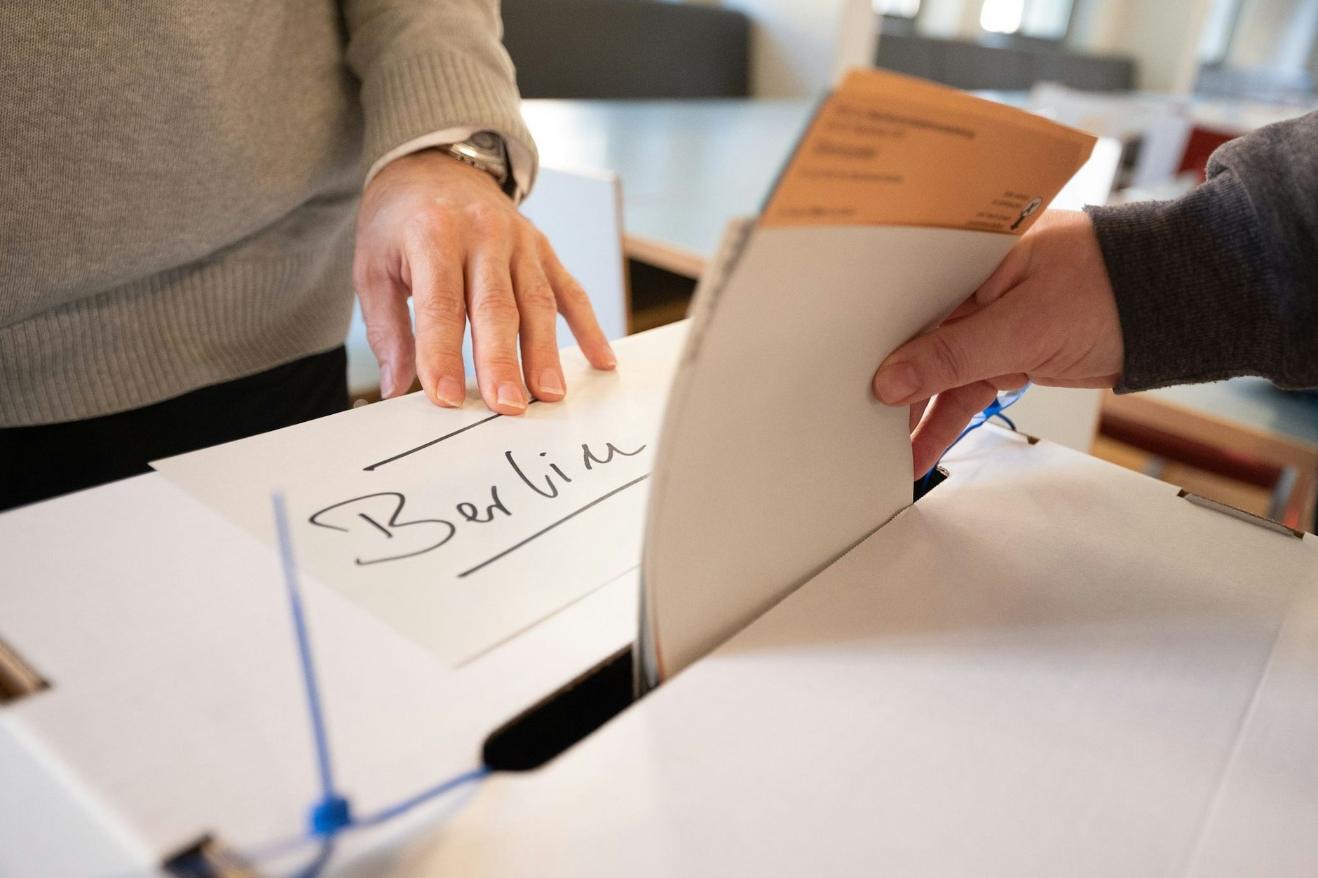 Eine Frau gibt in einem Berliner Wahllokal einen Wahlzettel ab. (Archivbild)