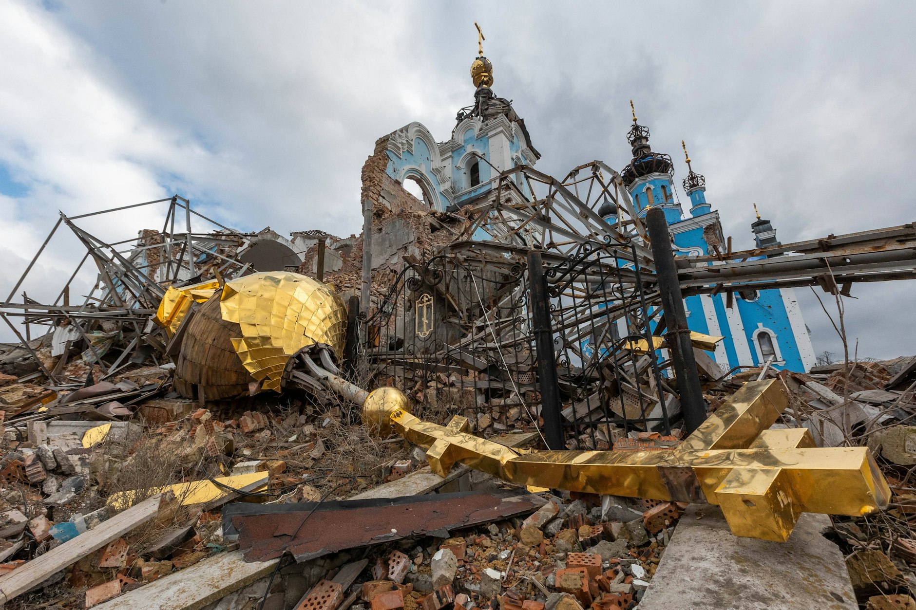 Eine zerstörte Kirche in Bohorodychne, einem zerstörten und verlassenen Dorf im Oblast Donezk