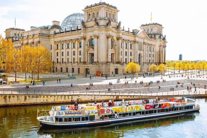 Die Schifffahrt führt durch das Regierungsviertel mit Reichstag und Kanzleramt.