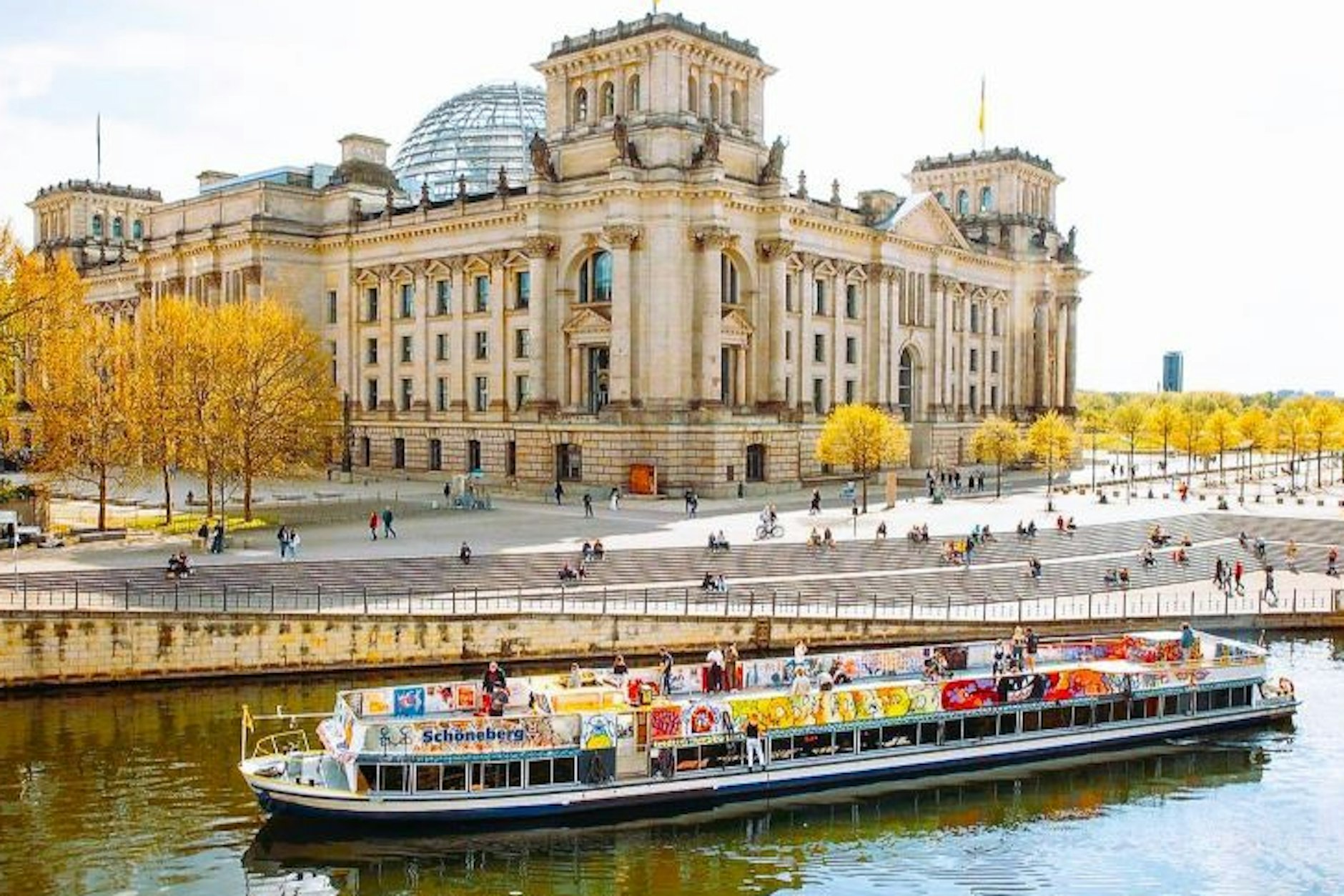 Die Schifffahrt führt durch das Regierungsviertel mit Reichstag und Kanzleramt.