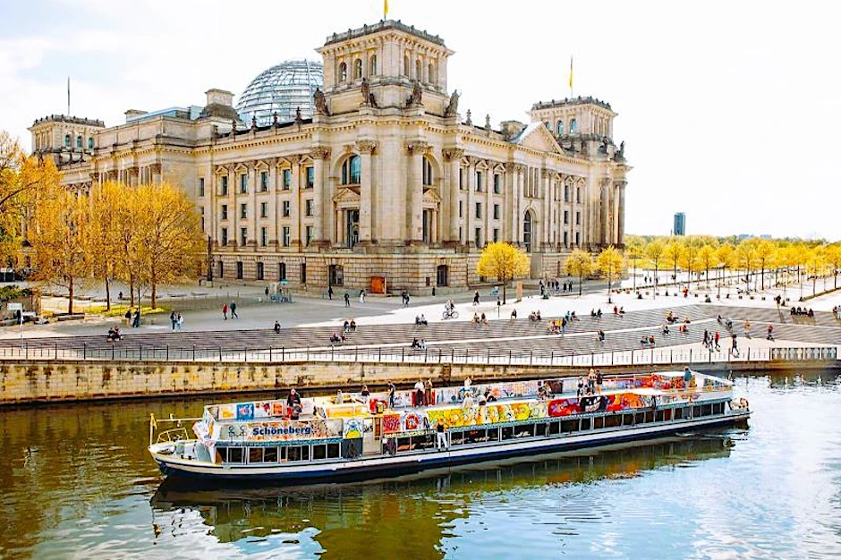 Die Schifffahrt führt durch das Regierungsviertel mit Reichstag und Kanzleramt.