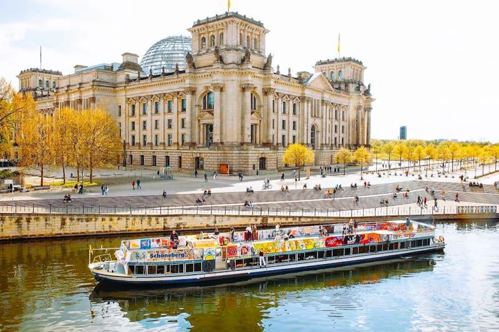 Boat tour for 1 hour from Berlin Central Station. Get your tickets here!