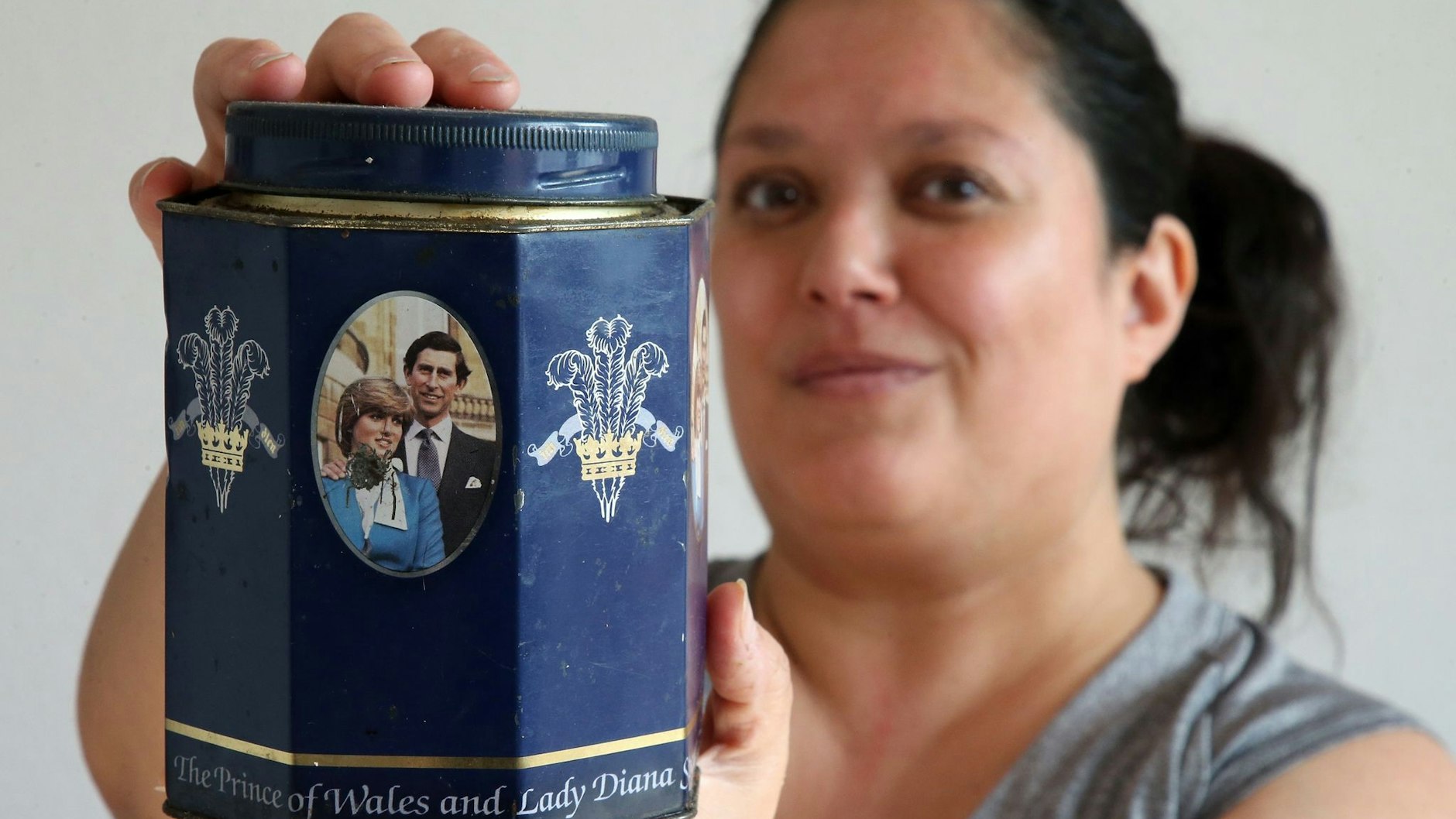 Royal-Kritikerin Jacinta Nandi mit einer Teedose mit einem Bild vom damaligen Prinz Charles und Diana.