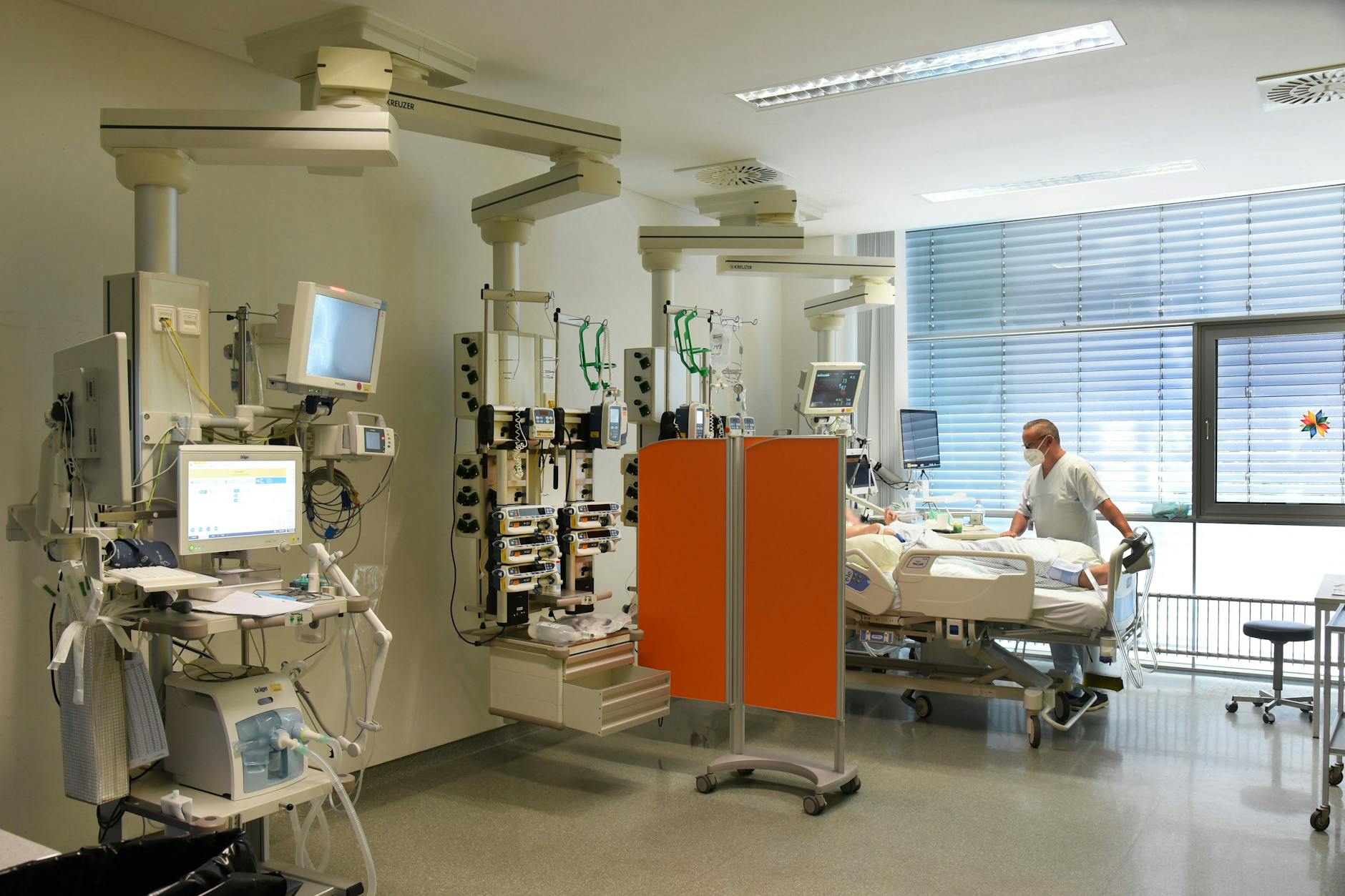 Auf einer Intensivstation in Sachsen werden derzeit etwa ein Viertel weniger Betten betrieben. Grund sei Personalmangel und die Einführung der Pflegepersonaluntergrenzen, sagte eine Sprecherin.