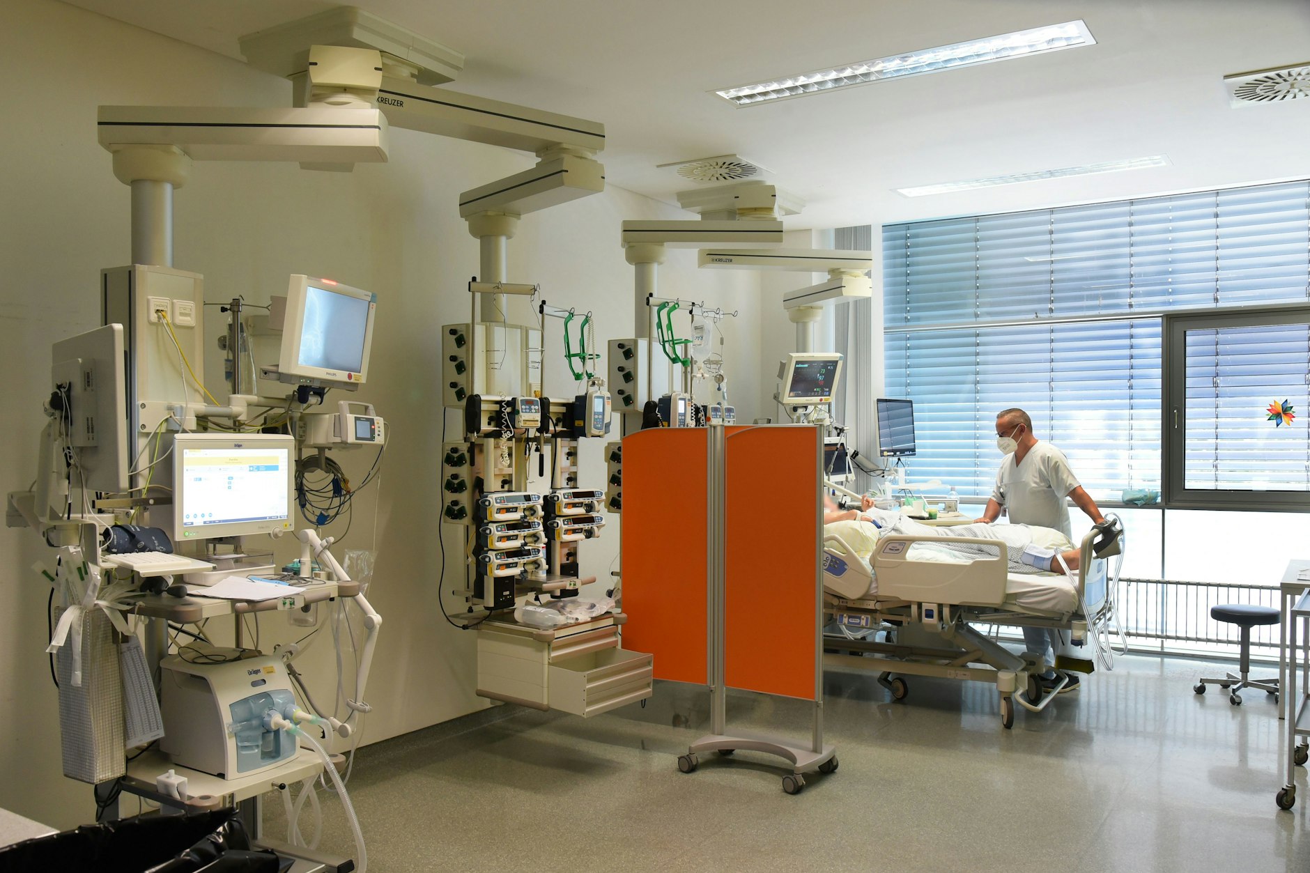 Auf einer Intensivstation in Sachsen werden derzeit etwa ein Viertel weniger Betten betrieben. Grund sei Personalmangel und die Einführung der Pflegepersonaluntergrenzen, sagte eine Sprecherin.