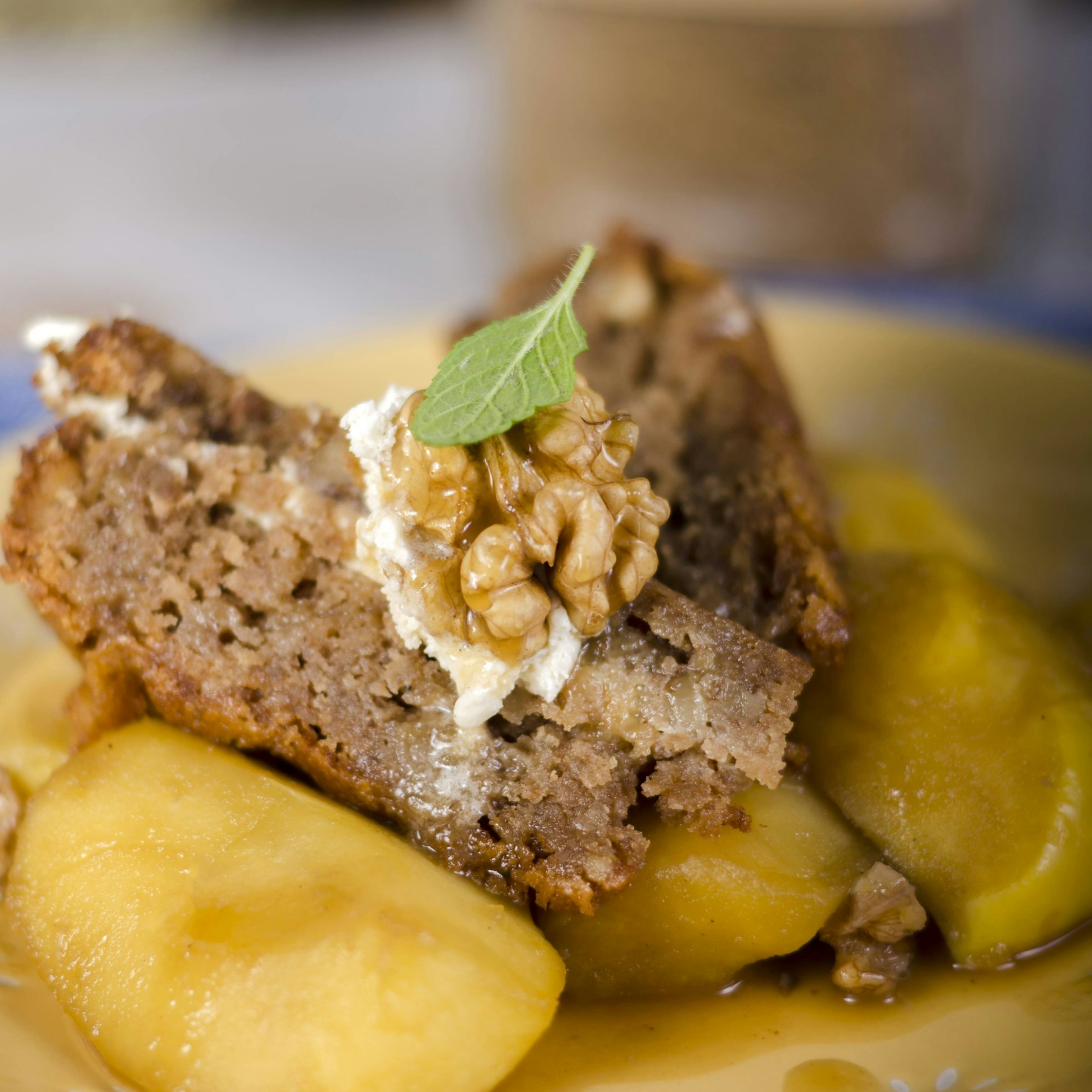 Mit warmem Apfelragout schmeckt der Apfelkuchen mit Zimt und Nuss besonders gut.