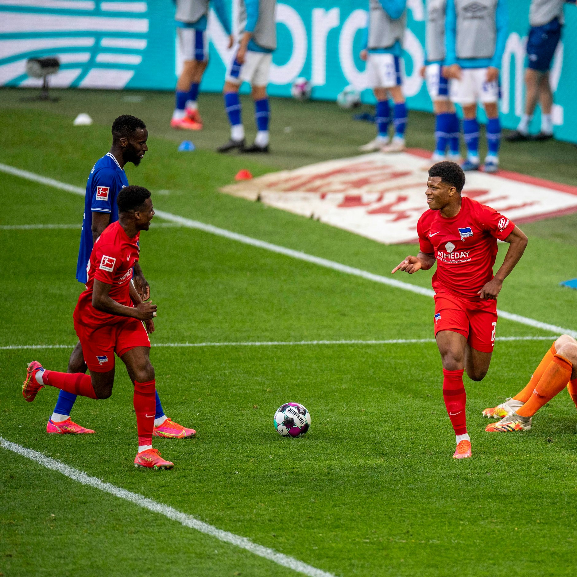 Vor 22 Monaten gewann Hertha BSC noch mit 2:1 auf Schalke in roten Trikots. Jessic Ngankam schoss das Tor zum Klassenerhalt.