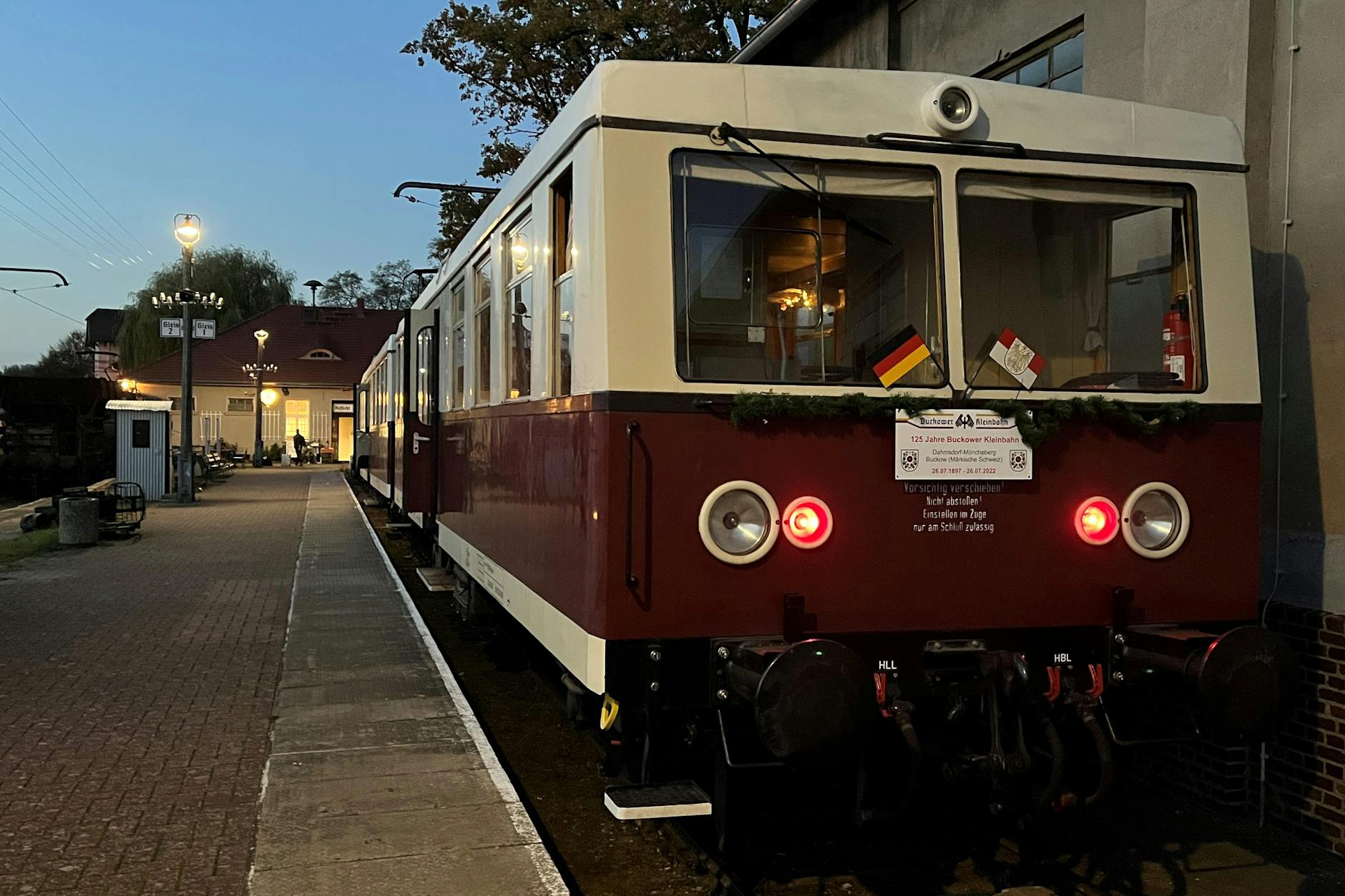 Startklar für die Fahrt durch die Märkische Schweiz: ein Triebwagenzug im Bahnhof Buckow.