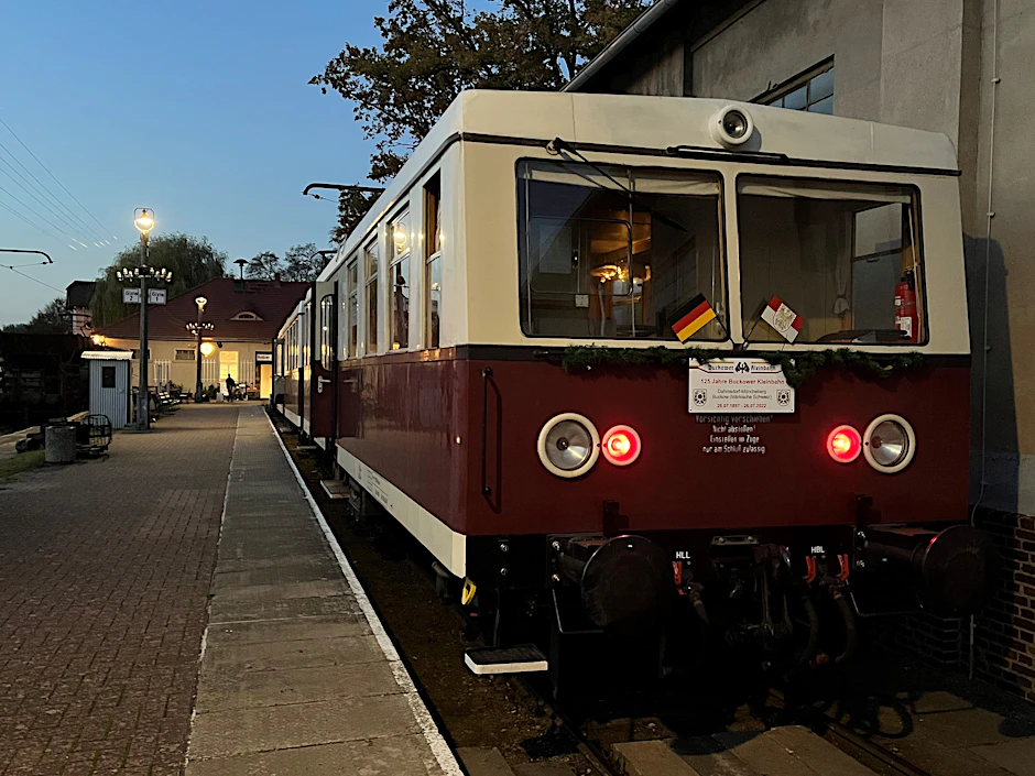 Startklar für die Fahrt durch die Märkische Schweiz: ein Triebwagenzug im Bahnhof Buckow.