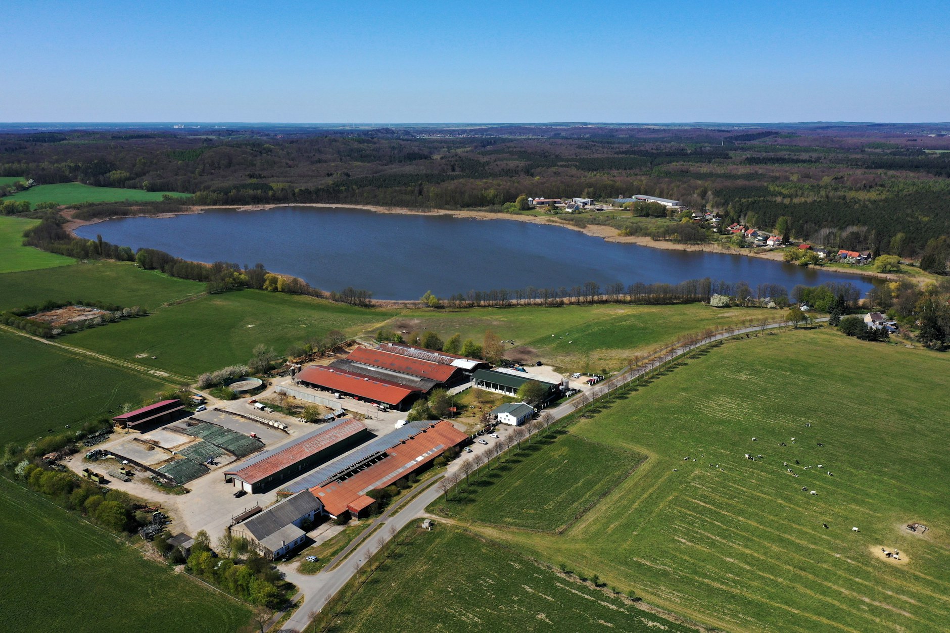 Brodowin von oben: Das Ökodorf in Brandenburg ist heute der größte Demeter-Betrieb Deutschlands.
