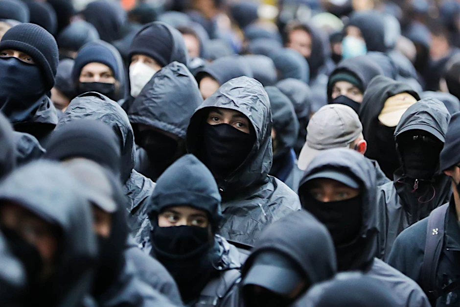  Teilnehmer der Revolutionären 1. Mai-Demonstration ziehen durch Berlin.
