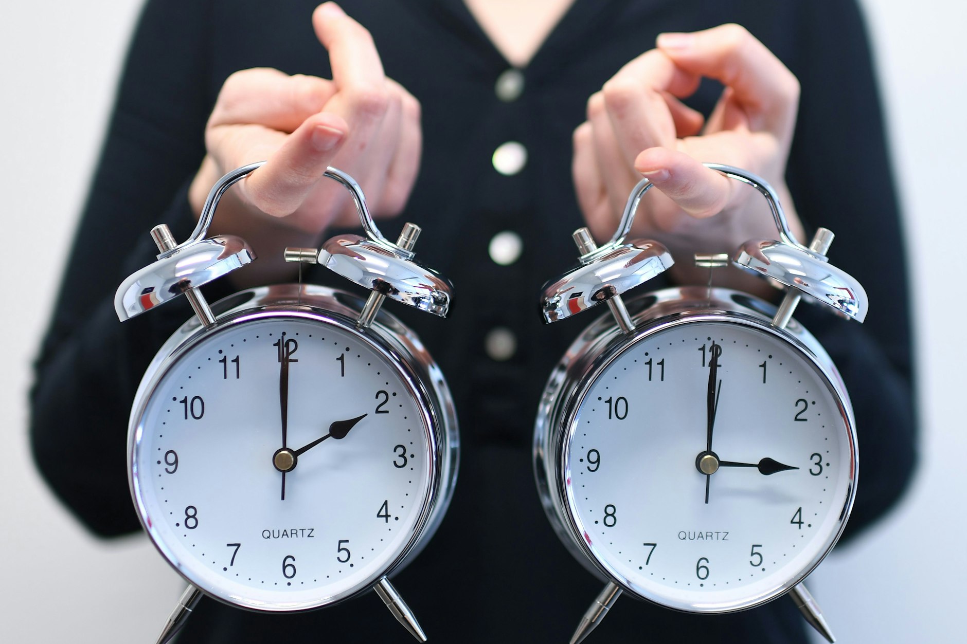 Am kommenden Wochenende beginnt in den meisten Ländern Europas wieder die Sommerzeit. Die Uhren werden am Sonntag um 2 Uhr auf 3 Uhr vorgestellt.