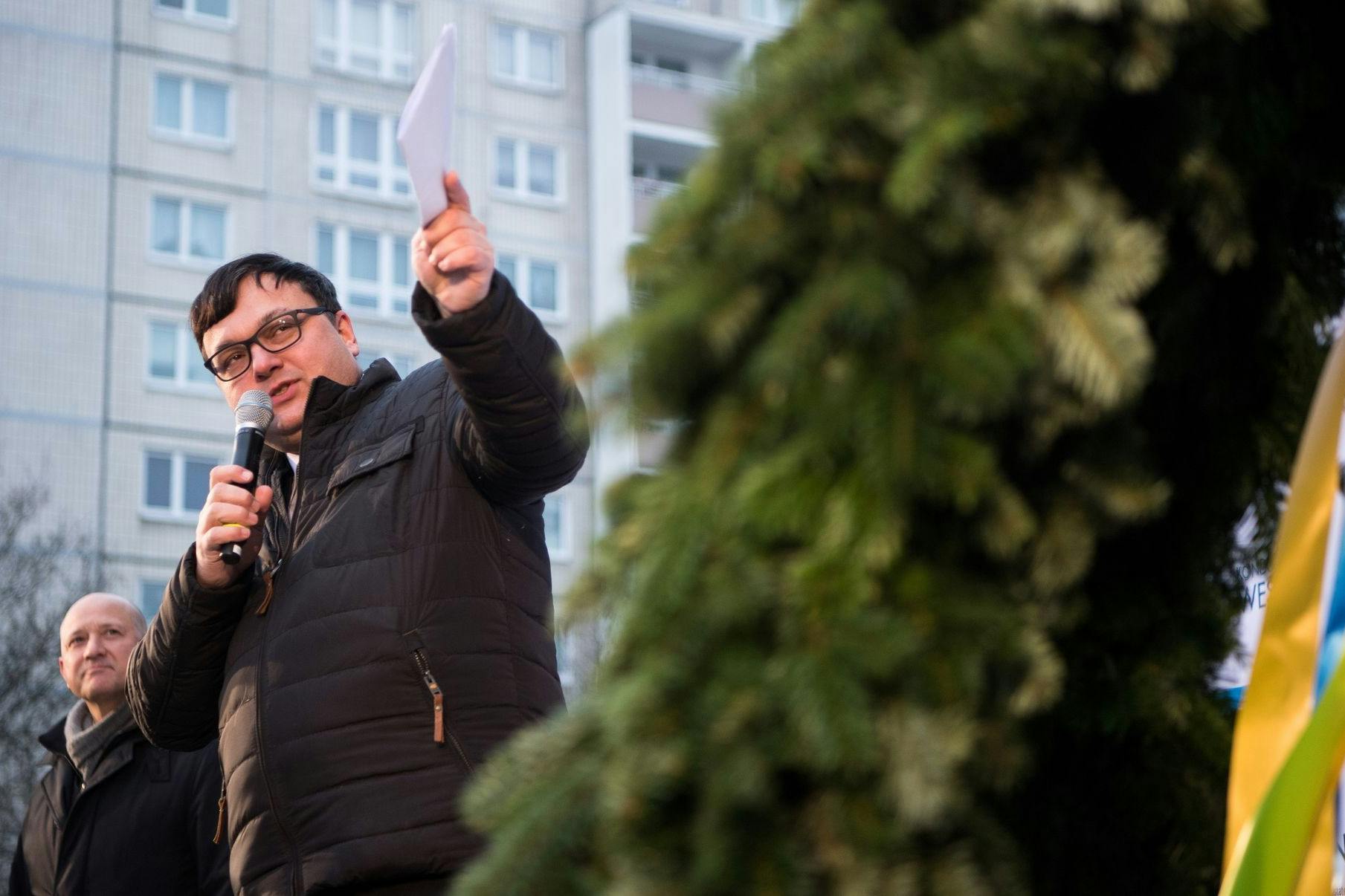 Lichtenbergs Ex-Bezirksbürgermeister Michael Grunst (Die Linke) spricht bei einem Richtfest. Es soll bis Herbst 2026 rund 400.000 Euro bekommen. Arbeiten muss er dafür nicht.