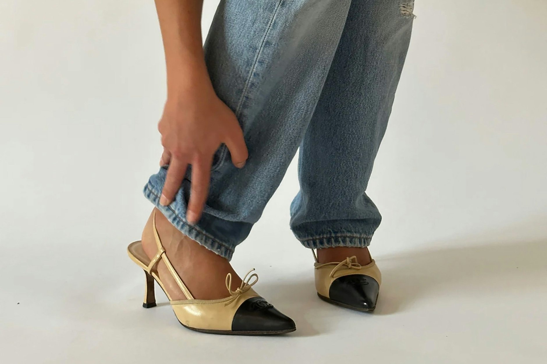 Keine Lust mehr auf was Neues? Bei Loved by Chi gibt es gute Vintage-Ware, hier zweifarbige Slingback-Sandalen von Chanel.