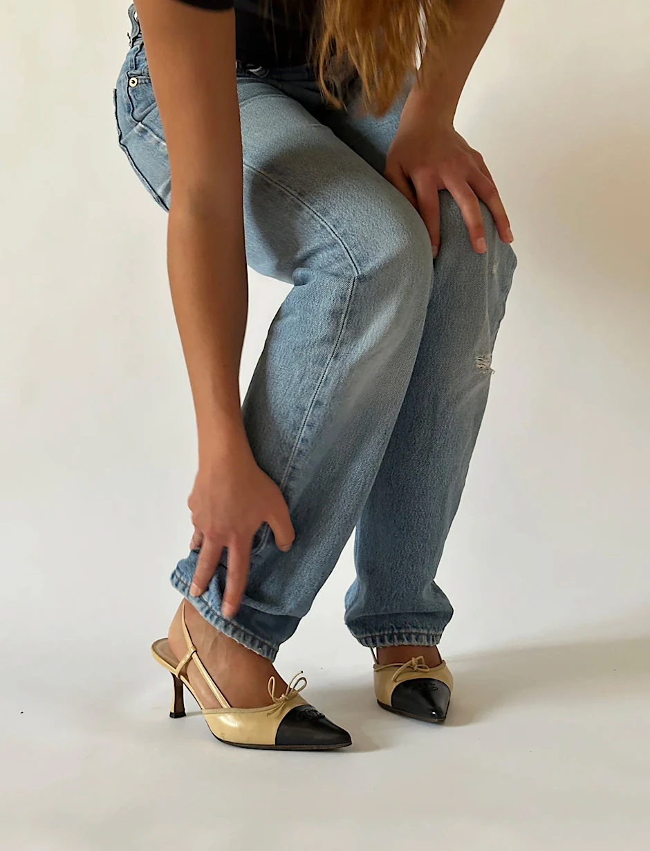 Keine Lust mehr auf was Neues? Bei Loved by Chi gibt es gute Vintage-Ware, hier zweifarbige Slingback-Sandalen von Chanel.