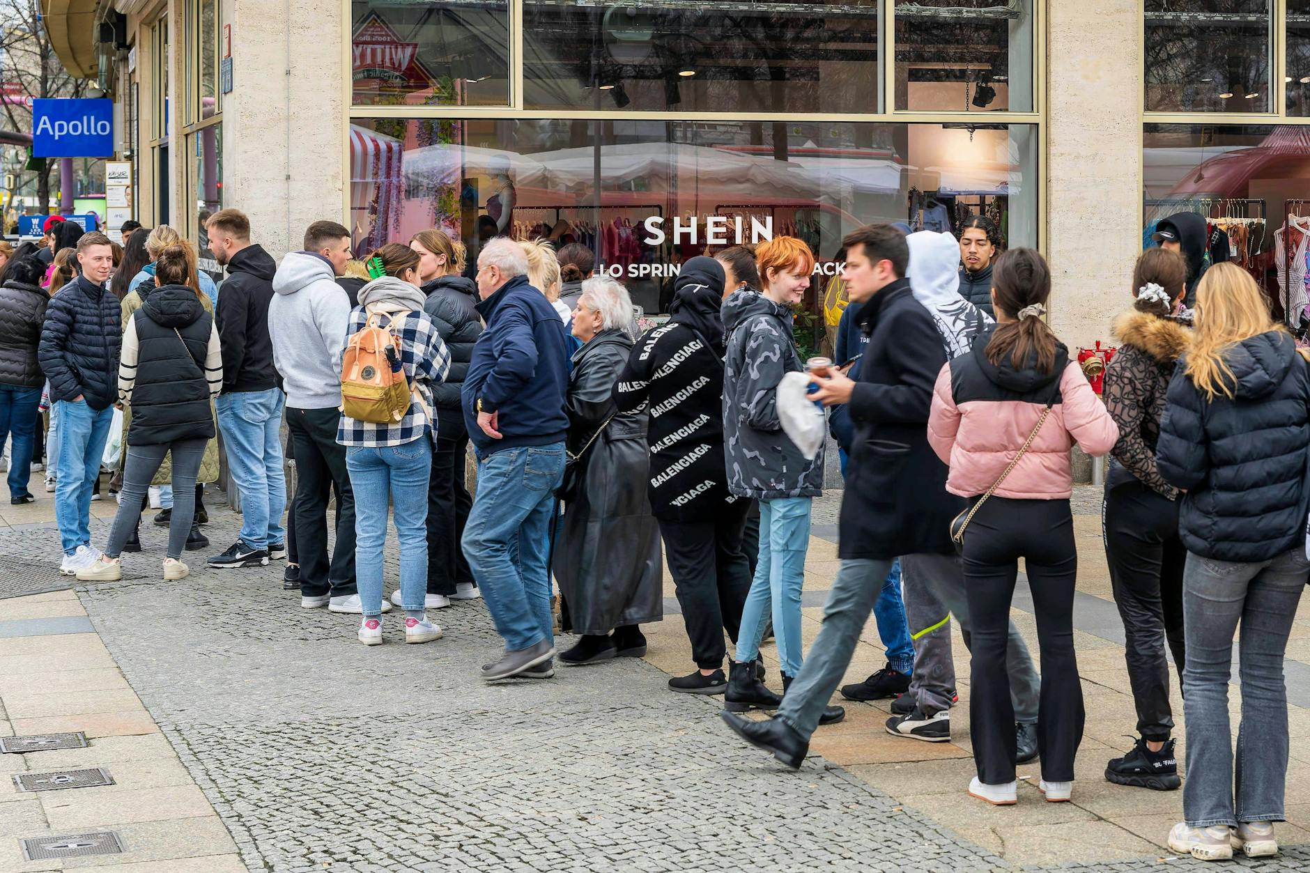 Fast kein Durchkommen mehr: Der Andrang ist groß am Freitag zur Pop-Up-Eröffnung.