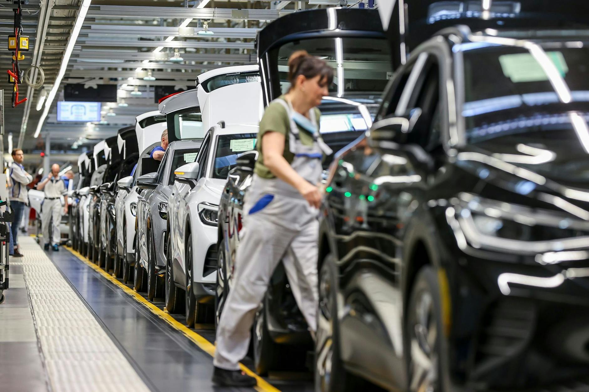 ARCHIV - Verschiedene E-Fahrzeuge laufen im Werk von Volkswagen in Zwickau übers Band. Die deutsche Autoindustrie hat im vergangenen Jahr die Exporte von Elektro-Autos deutlich gesteigert.