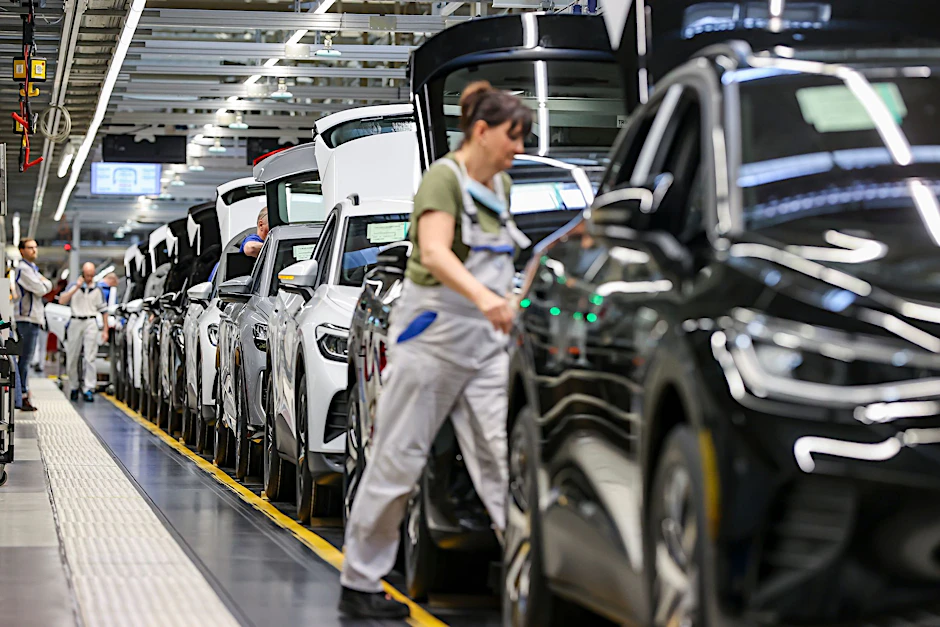 ARCHIV - Verschiedene E-Fahrzeuge laufen im Werk von Volkswagen in Zwickau übers Band. Die deutsche Autoindustrie hat im vergangenen Jahr die Exporte von Elektro-Autos deutlich gesteigert.  