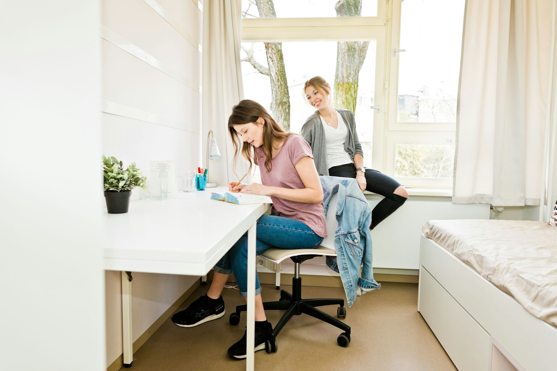 Im Studentenwohnheim lernt man schnell neue Leute kennen, die Zimmer sind in der Regel möbliert.