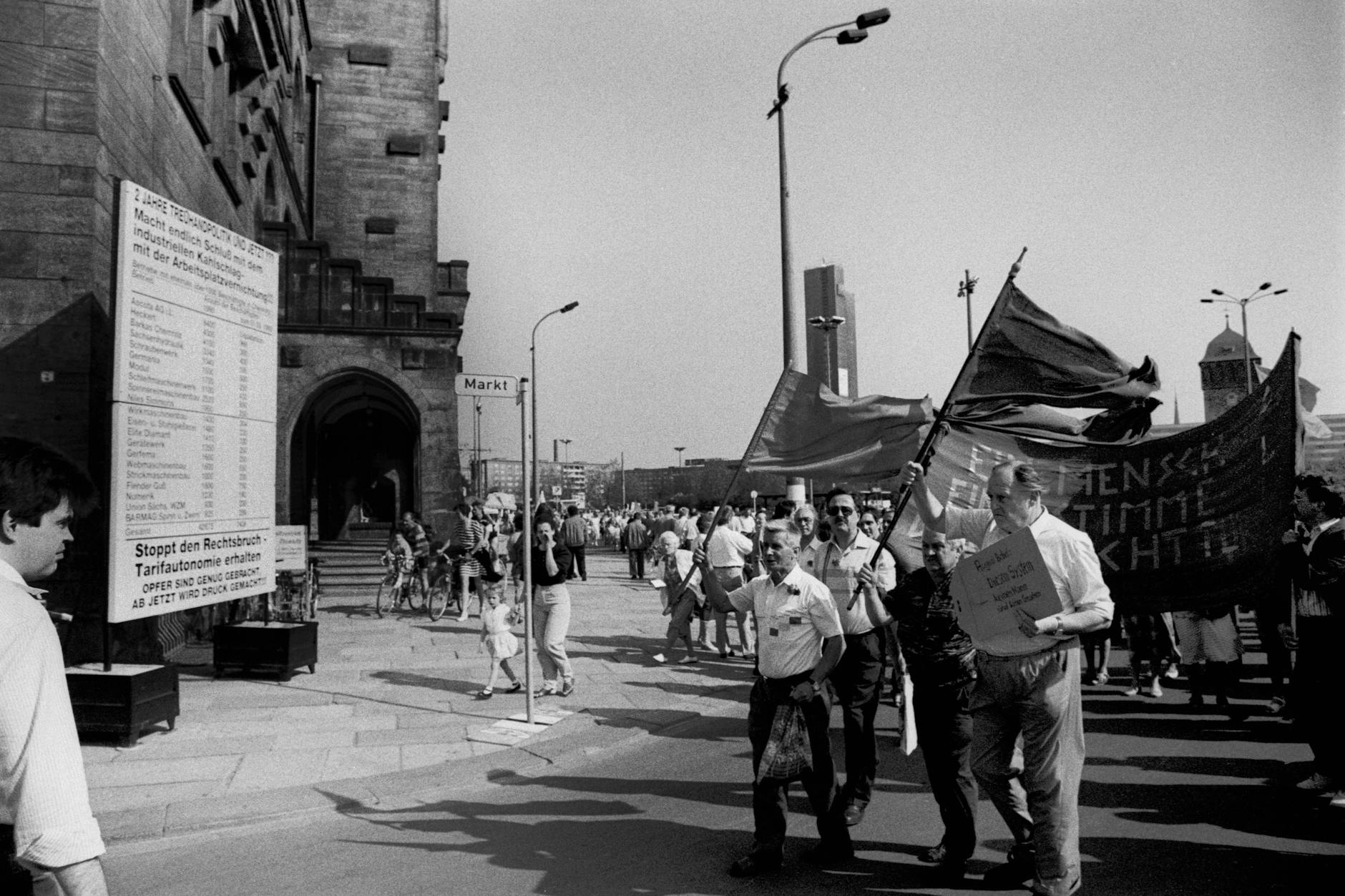 Demonstrationszug vor dem Rathaus in Chemnitz gegen die Arbeit der Treuhand, 1993.