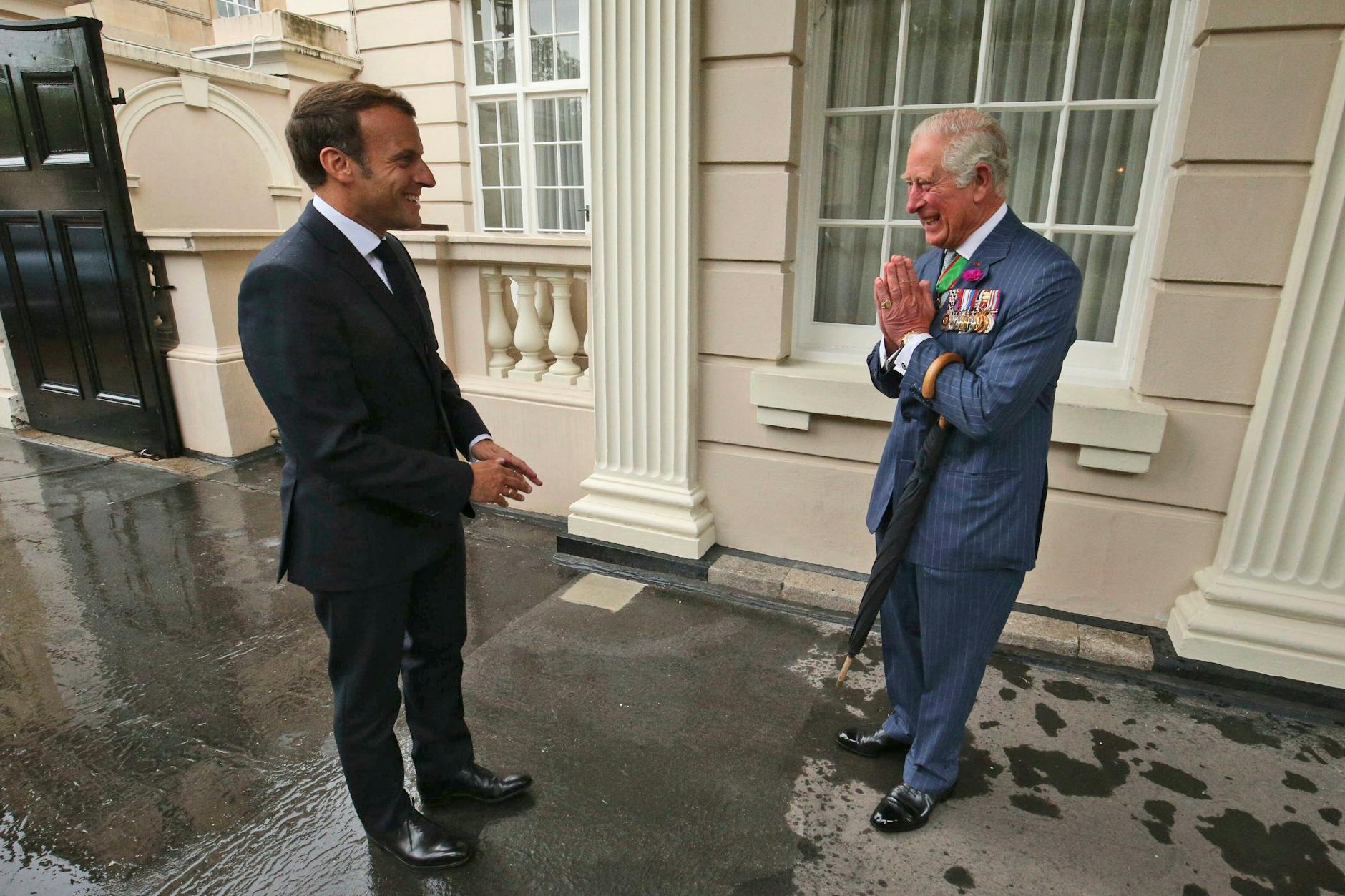 Der damalige britische Prinz Charles (r) begrüßte am 18.06.2020 Emmanuel Macron, Präsident von Frankreich, im Clarence House.