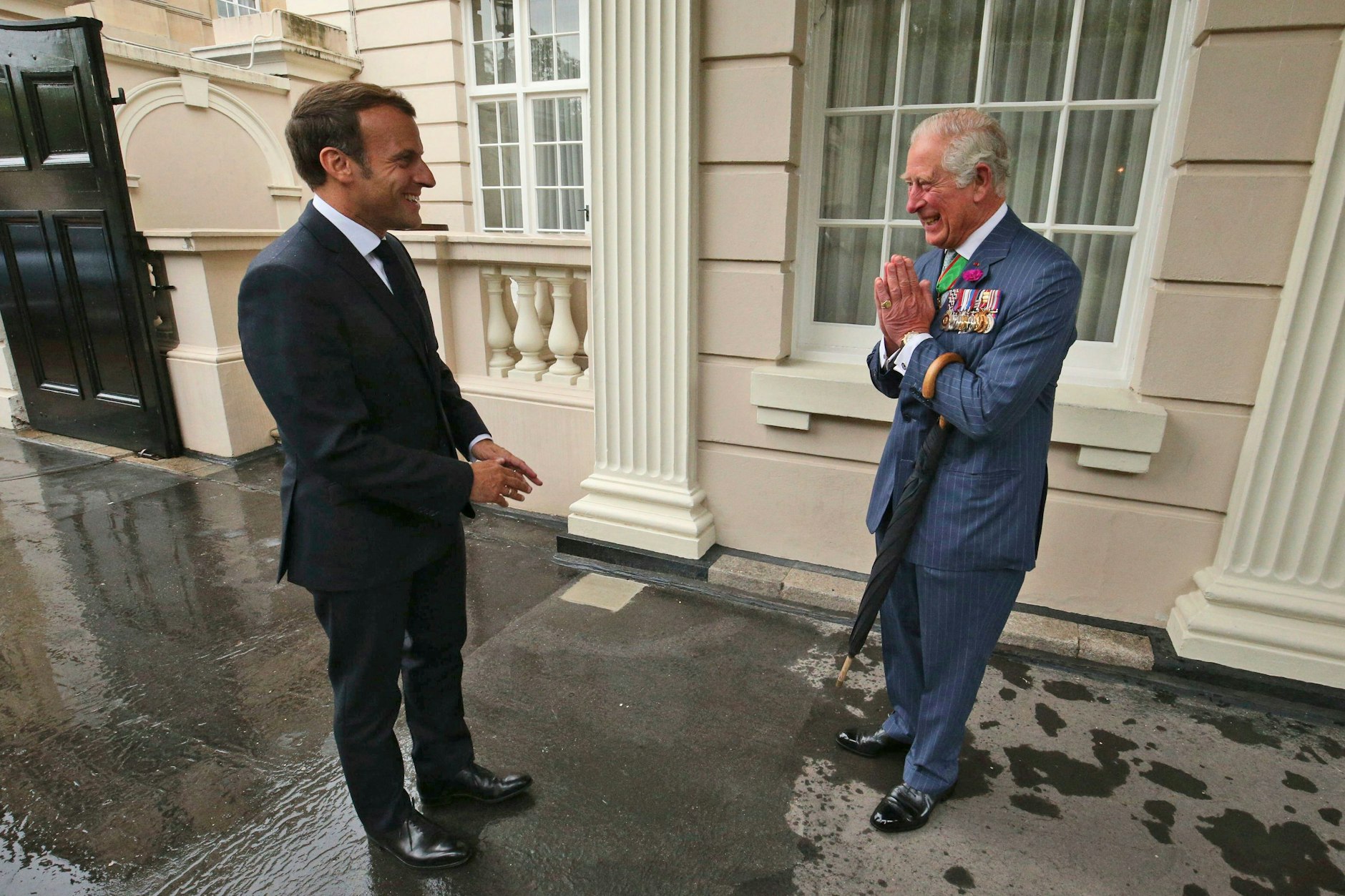 Der damalige britische Prinz Charles (r) begrüßte am 18.06.2020 Emmanuel Macron, Präsident von Frankreich, im Clarence House.