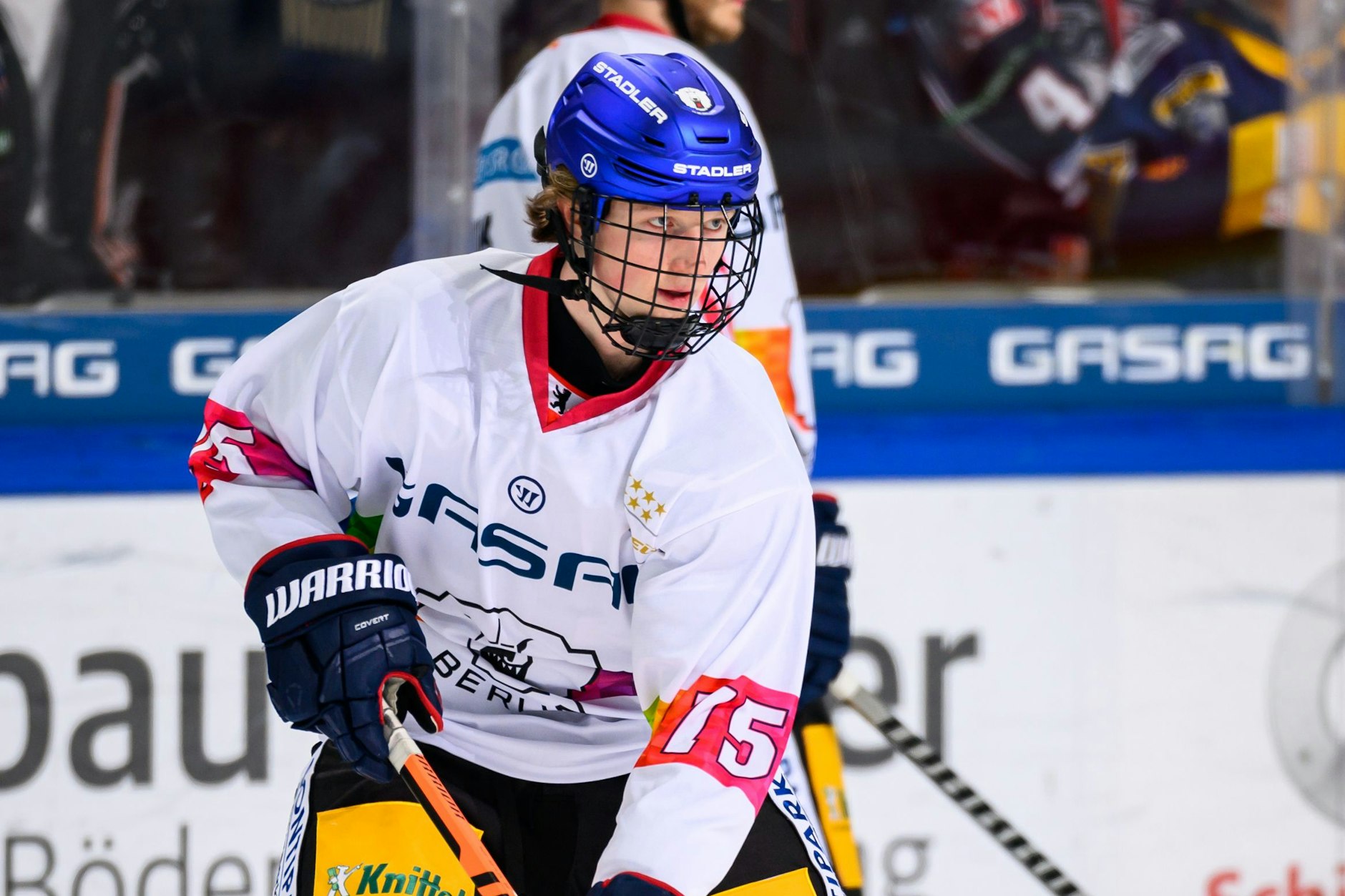 Norwin Panocha trainiert bei den Eisbären mit der Gittermaske für die U18-WM.