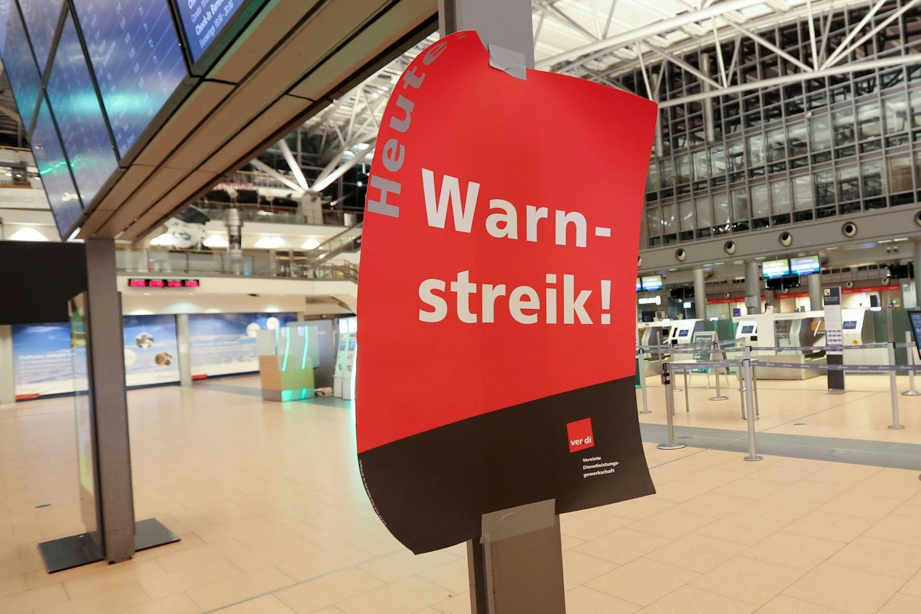 Die Gewerkschaft Verdi und die Eisenbahn- und Verkehrsgewerkschaft haben für Montag zu einem großen Warnstreik aufgerufen.