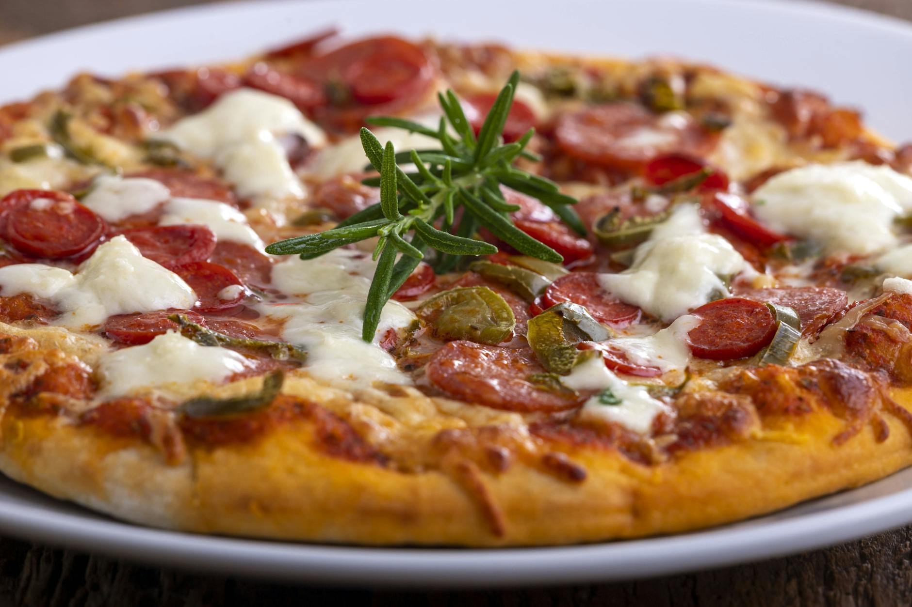 Viele greifen gern mal zur Tiefkühlpizza, wenn es schnell gehen muss - aber wussten Sie, dass man die auch in der Pfanne backen kann?