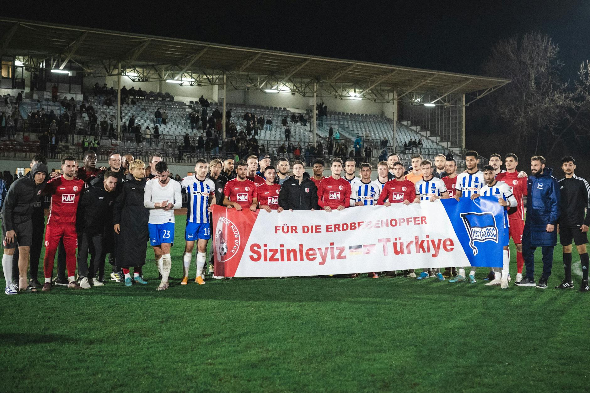 Gruppenfoto beim Benefizspiel zwischen dem Berliner AK und Hertha BSC für die Erdbebenopfer in der Türkei.