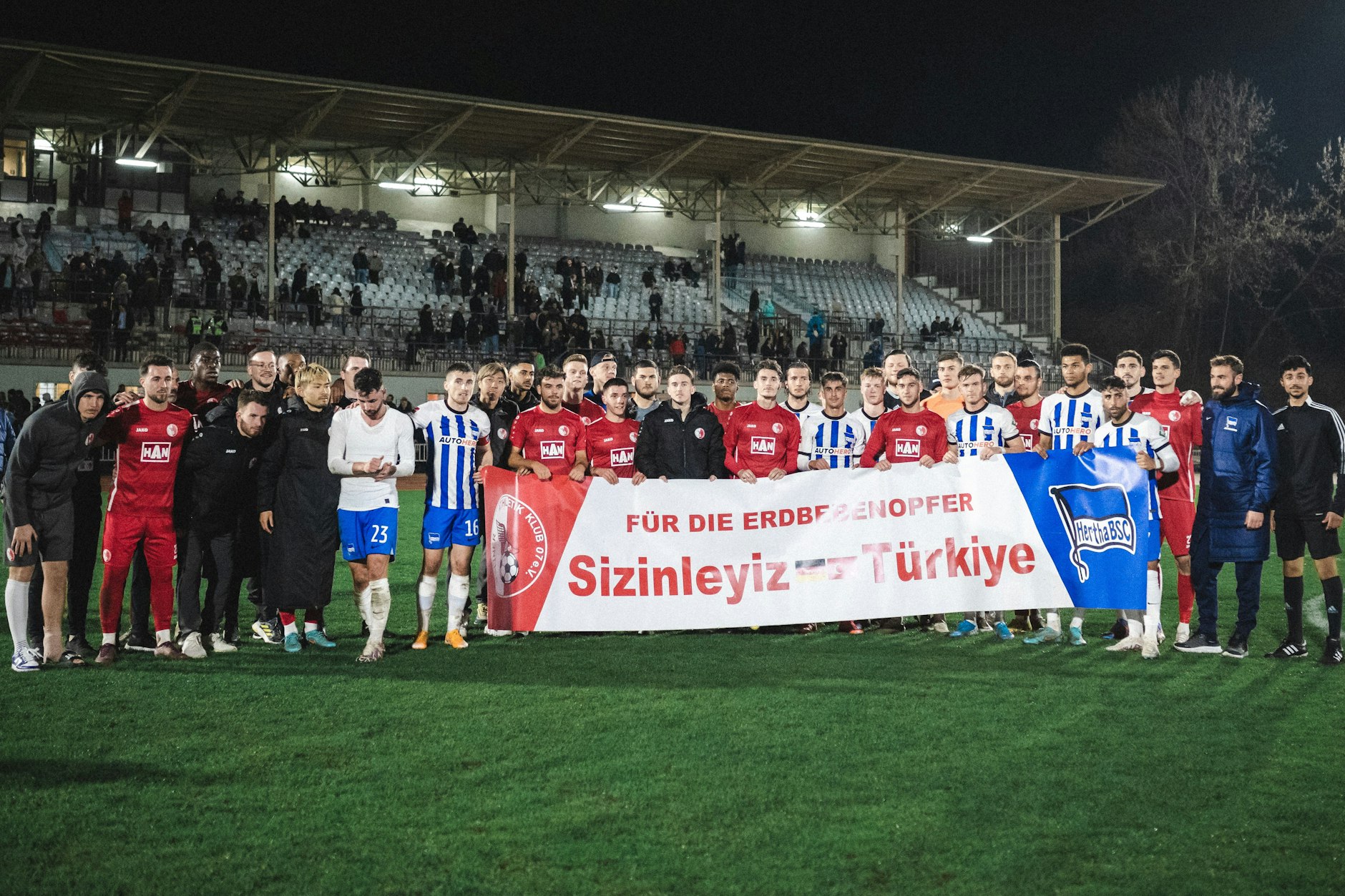 Gruppenfoto beim Benefizspiel zwischen dem Berliner AK und Hertha BSC für die Erdbebenopfer in der Türkei.