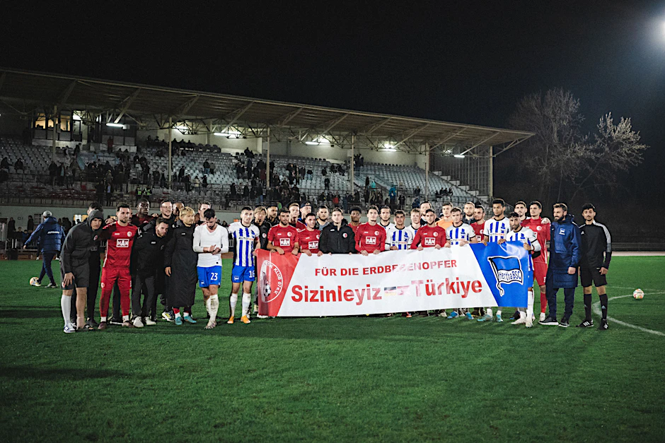 Gruppenfoto beim Benefizspiel zwischen dem Berliner AK und Hertha BSC für die Erdbebenopfer in der Türkei.