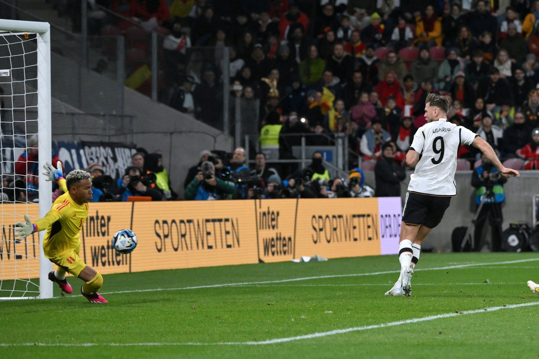 Niclas Füllkrug trifft zum 2:0.