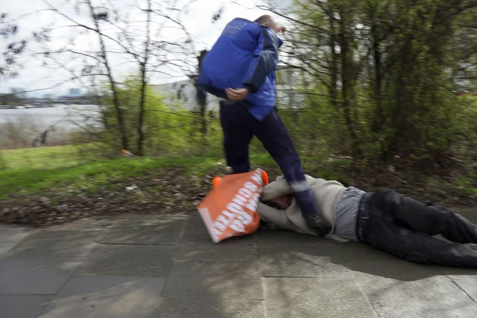 Der Lkw-Fahrer trat dem Klimakleber brutal in den Bauch.