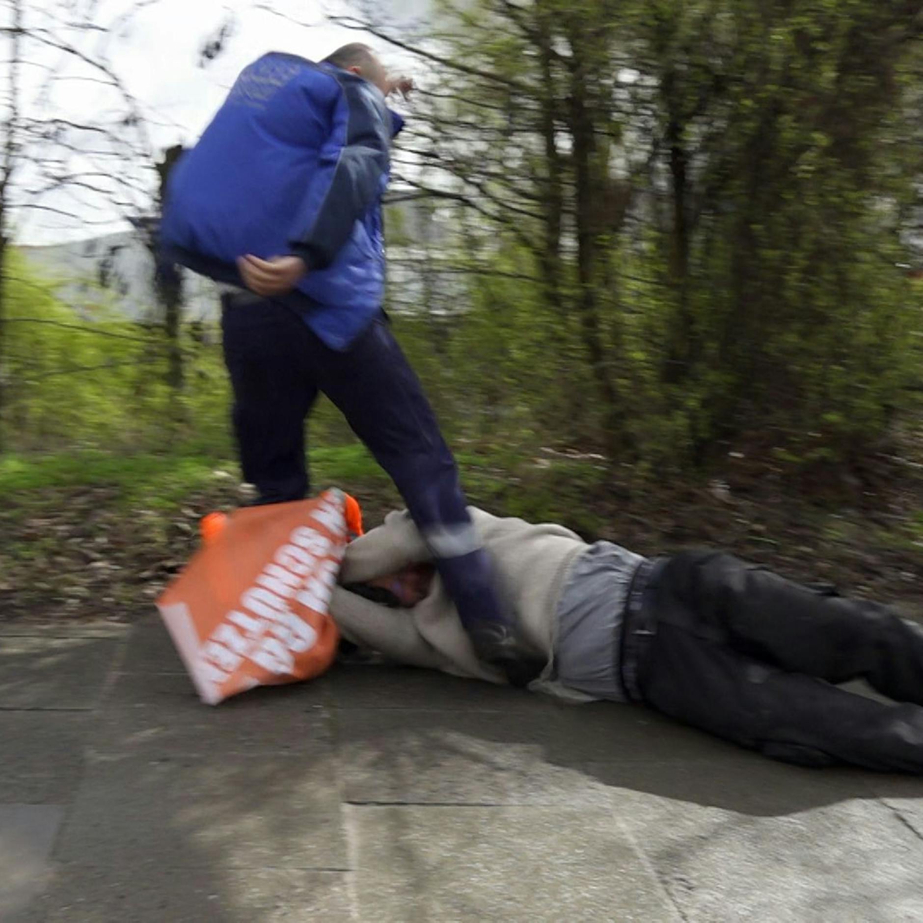 MIT VIDEO! Protest eskaliert: Brummifahrer rastet aus, zerrt Klima-Kleber von der Straße und tritt ihm brutal in den Bauch