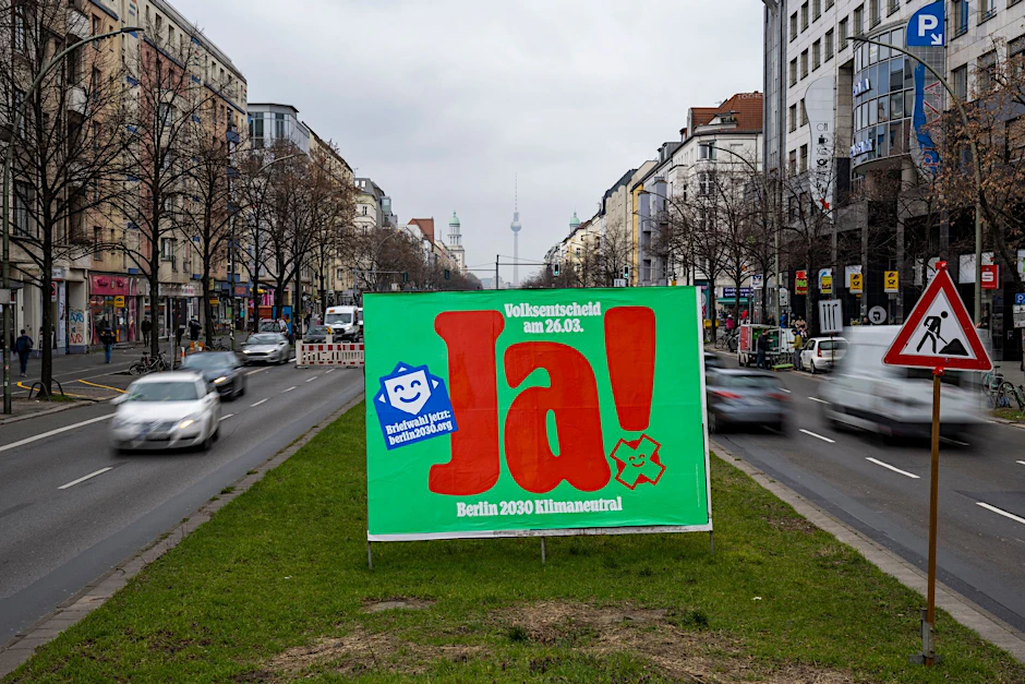 Schickes Design, populistischer Inhalt? Die Plakate zum Volksentscheid Berlin 2030 Klimaneutral.
