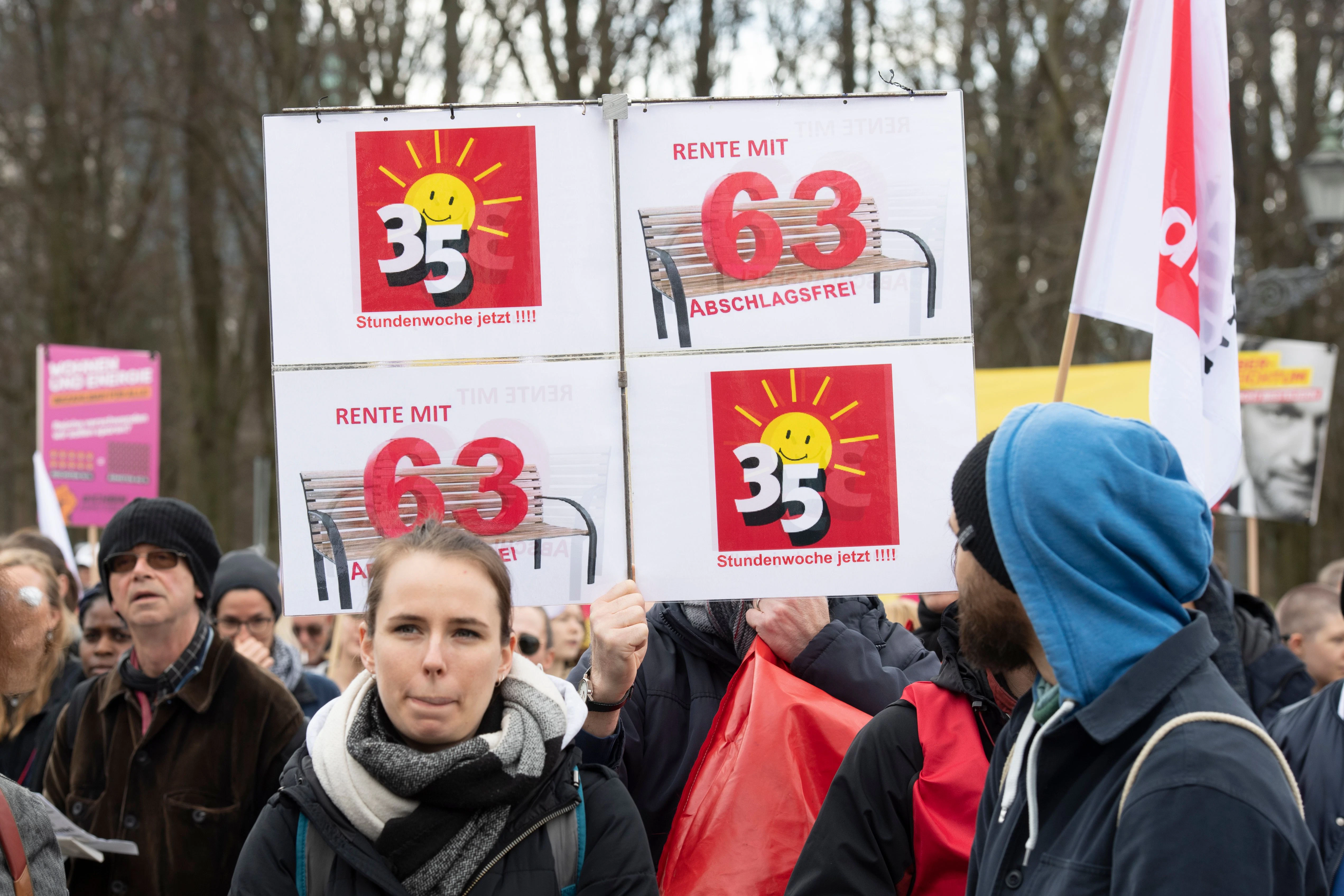 Demonstranten fordern eine 35-Stunden-Woche und Rente ab 63 Jahre.&nbsp;