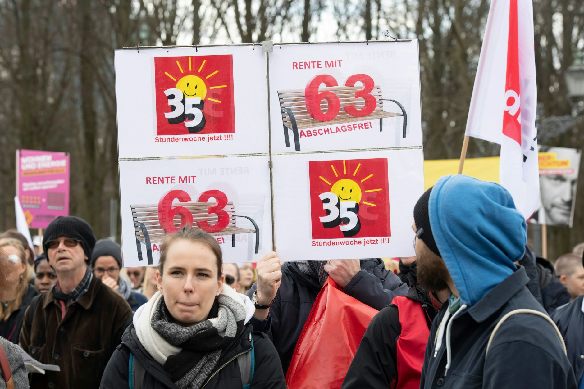 Demonstranten fordern eine 35-Stunden-Woche und Rente ab 63 Jahre. 