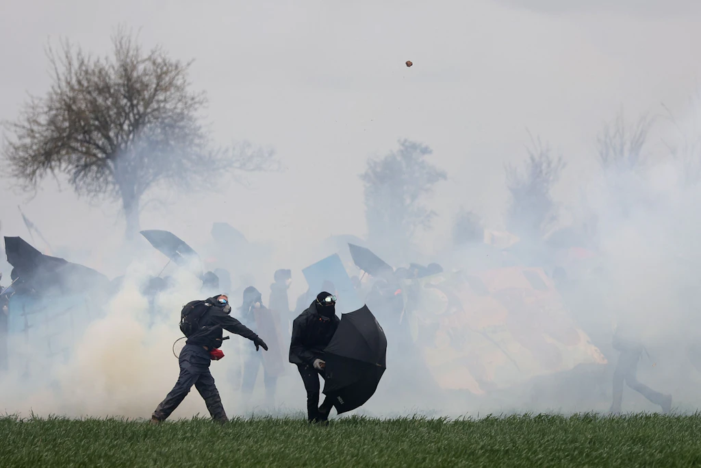 Extreme Gewalt: Dutzende Verletzte bei Protest gegen Wasserprojekt in Frankreich