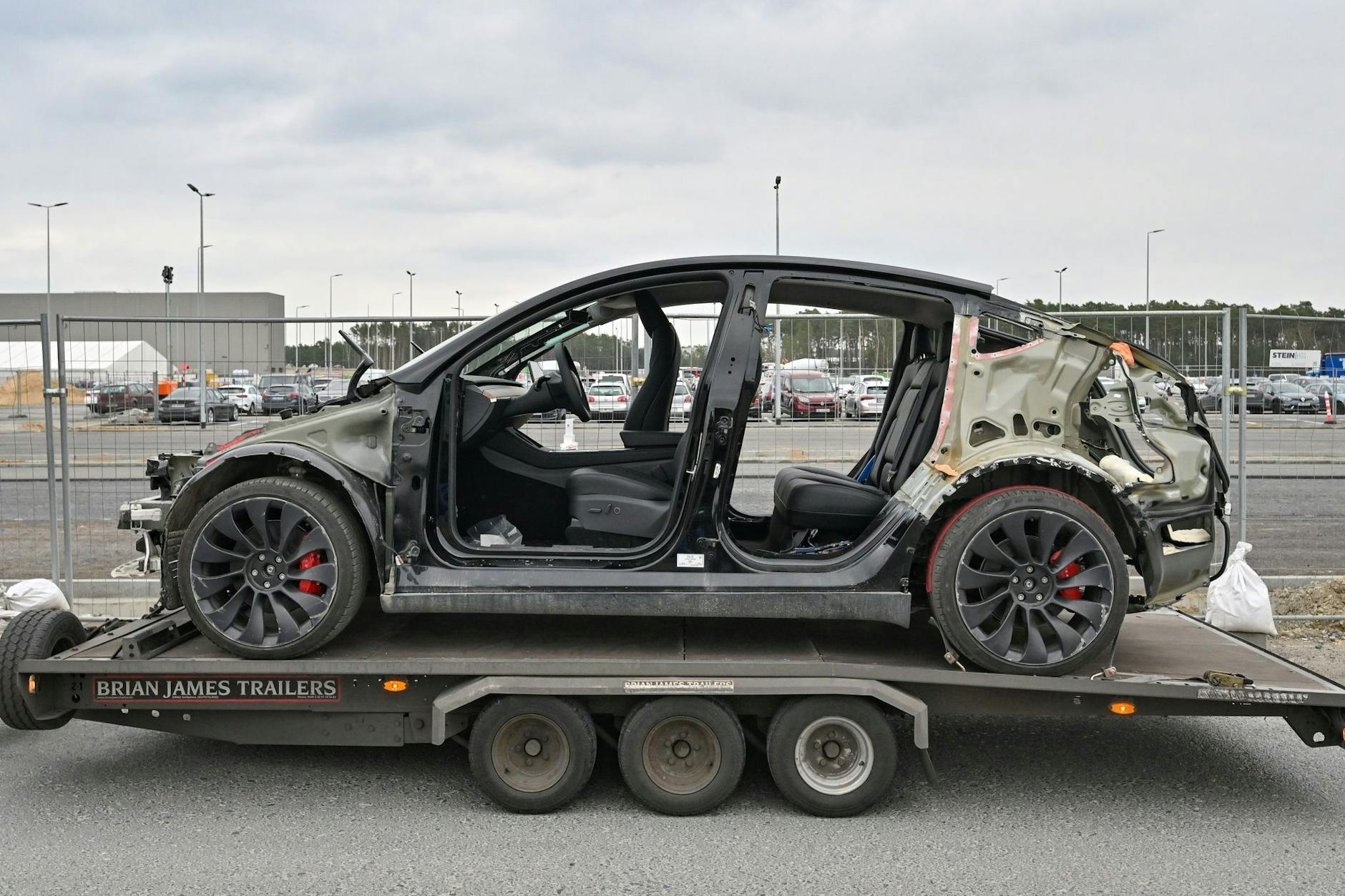 Tesla Model Y: Einige Experten sagen, ein neuer Tesla ist eine ziemliche Klapperkiste.