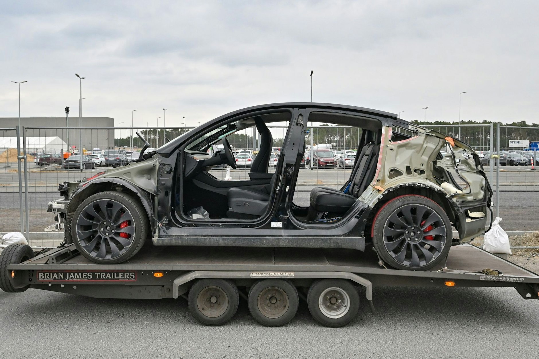 Tesla Model Y: Einige Experten sagen, ein neuer Tesla ist eine ziemliche Klapperkiste.