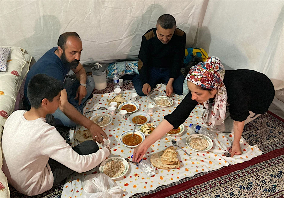Familie Kaplan begeht das erste Fastenbrechen in ihrem Zelt in Adiyaman.  