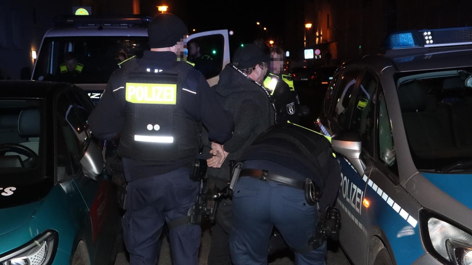 Die Polizei nimmt in Friedrichshain einen Randalierer fest.